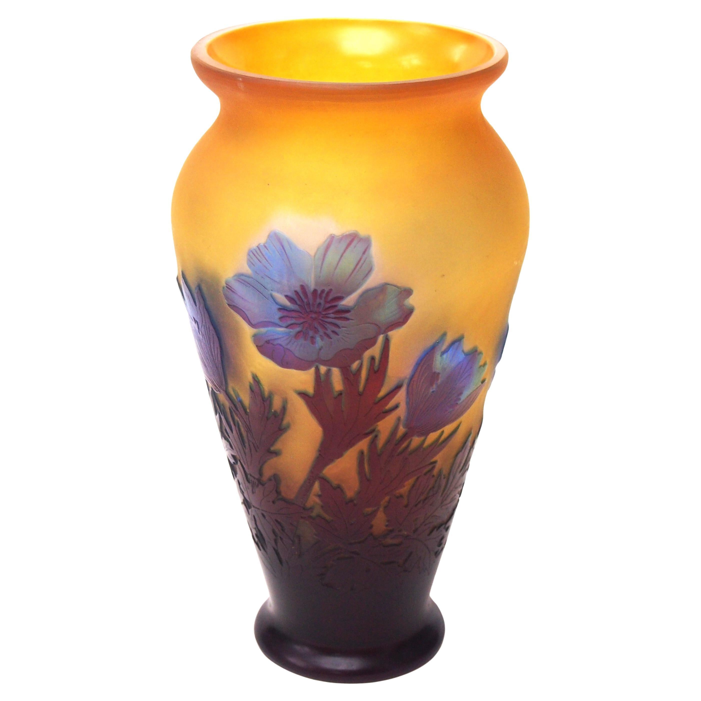 Französische Jugendstil-Vase mit Anemonen-Signatur von Emile Gallé, Cameo-Glasvase, um 1920