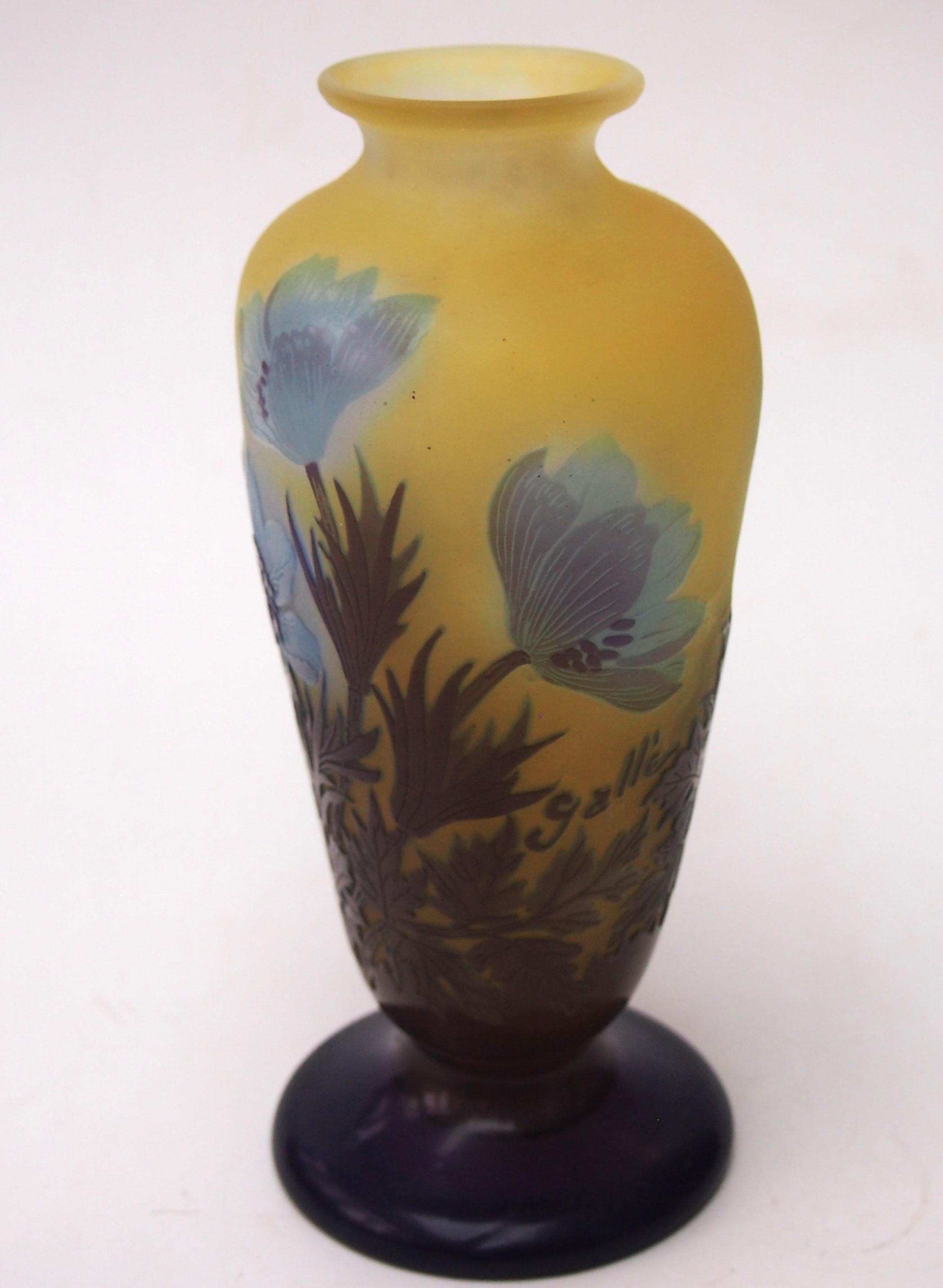 Vase à pied Emile Gallé Art Nouveau représentant une anémone fleurie en violet et bleu sur fond orange/jaune, avec un fin polissage interne pour mettre en valeur le bleu des fleurs - Une forme frappante et inhabituelle - là où le polissage interne