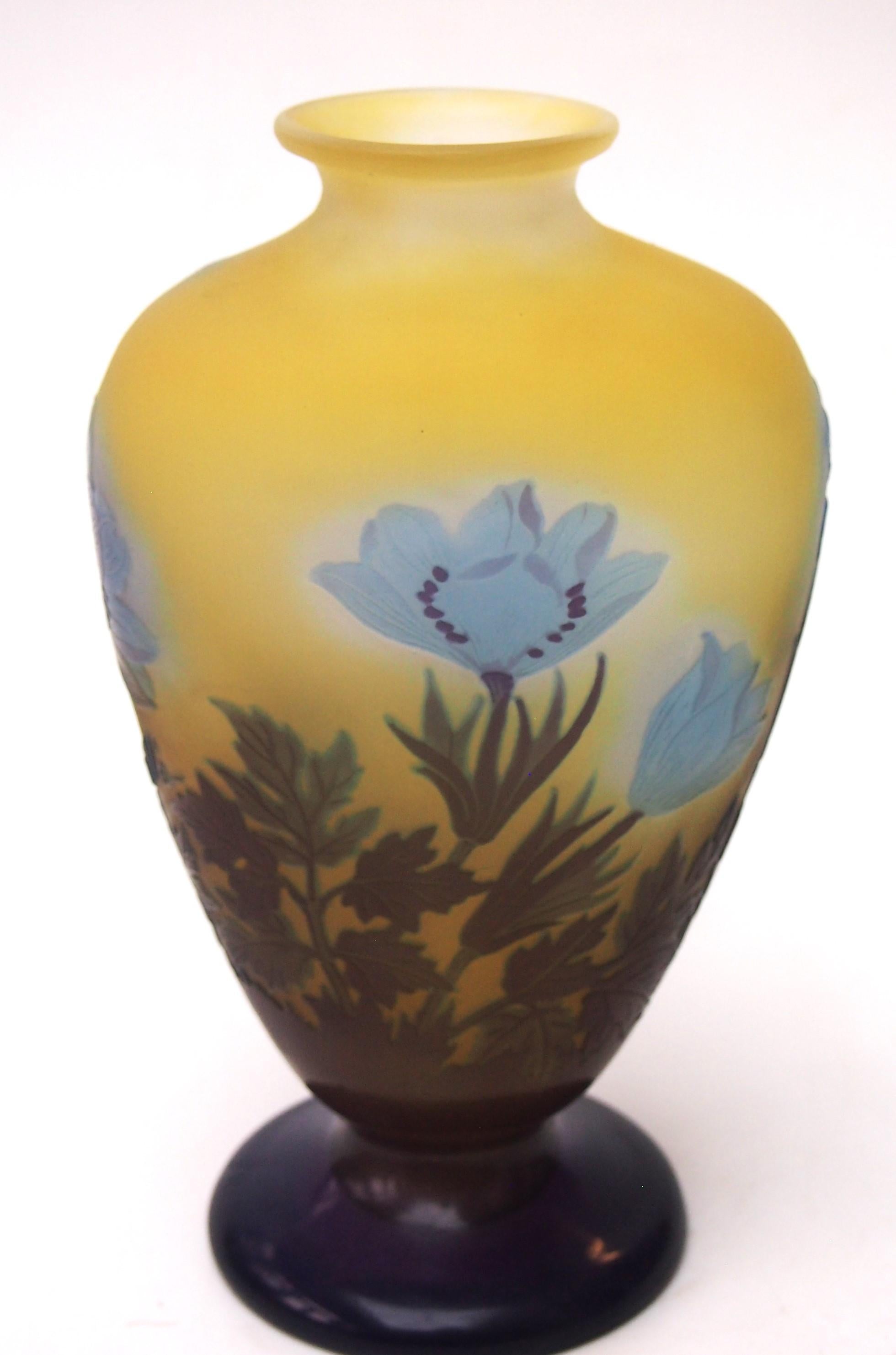 Art nouveau Vase en verre signé Emile Gallé avec anémone bleue, circa 1920 en vente