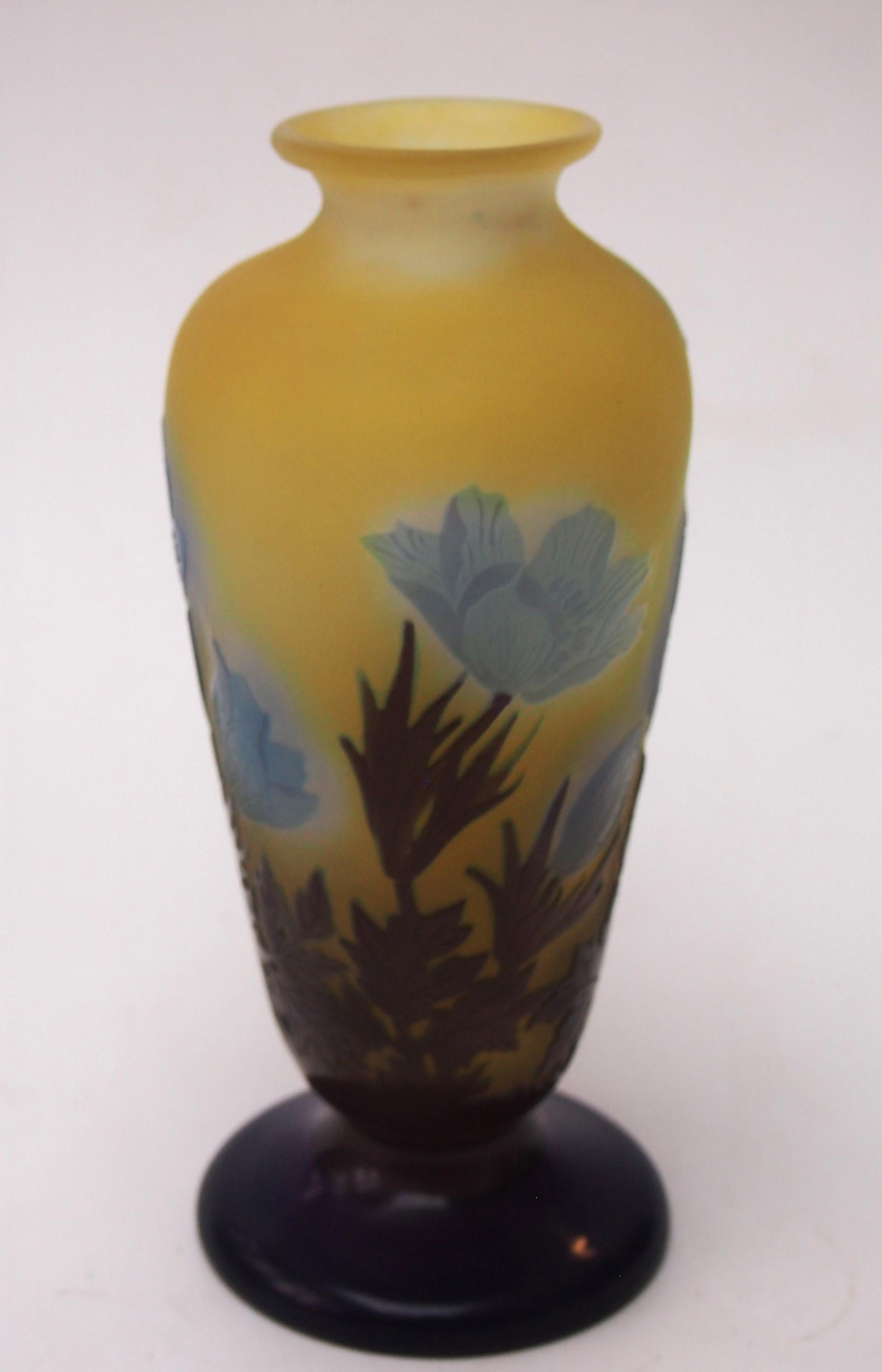 Français Vase en verre signé Emile Gallé avec anémone bleue, circa 1920 en vente