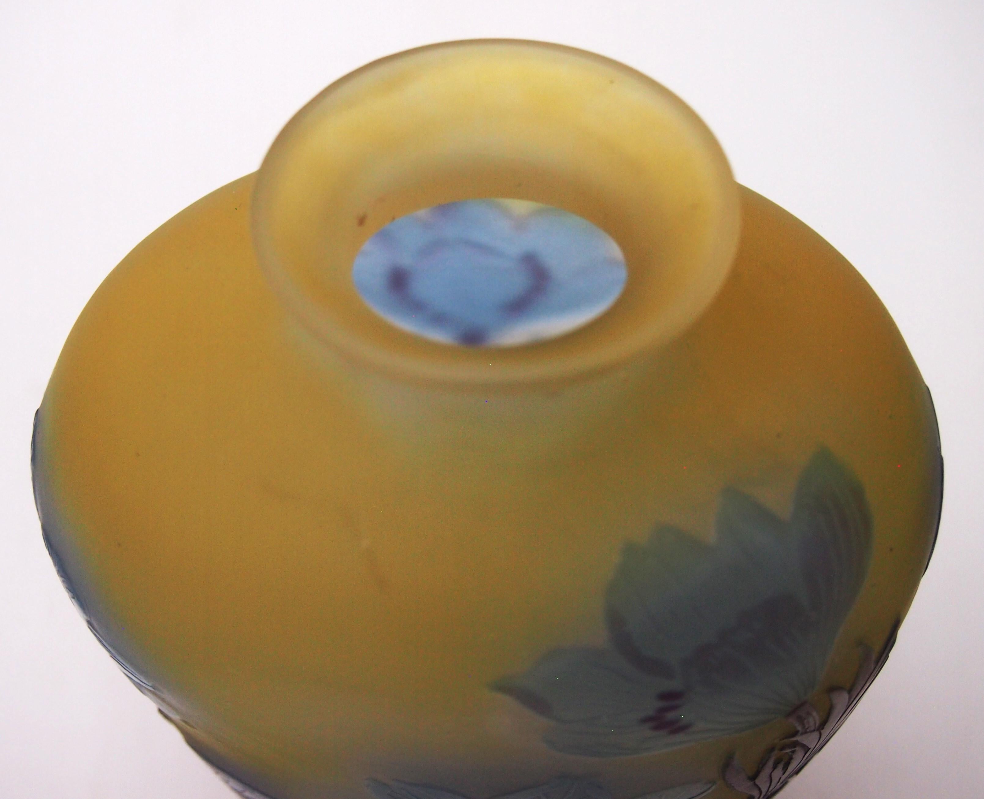 French Art Nouveau Signed Blue Anemone Emile Gallé Cameo Glass Vase circa, 1920 For Sale 2