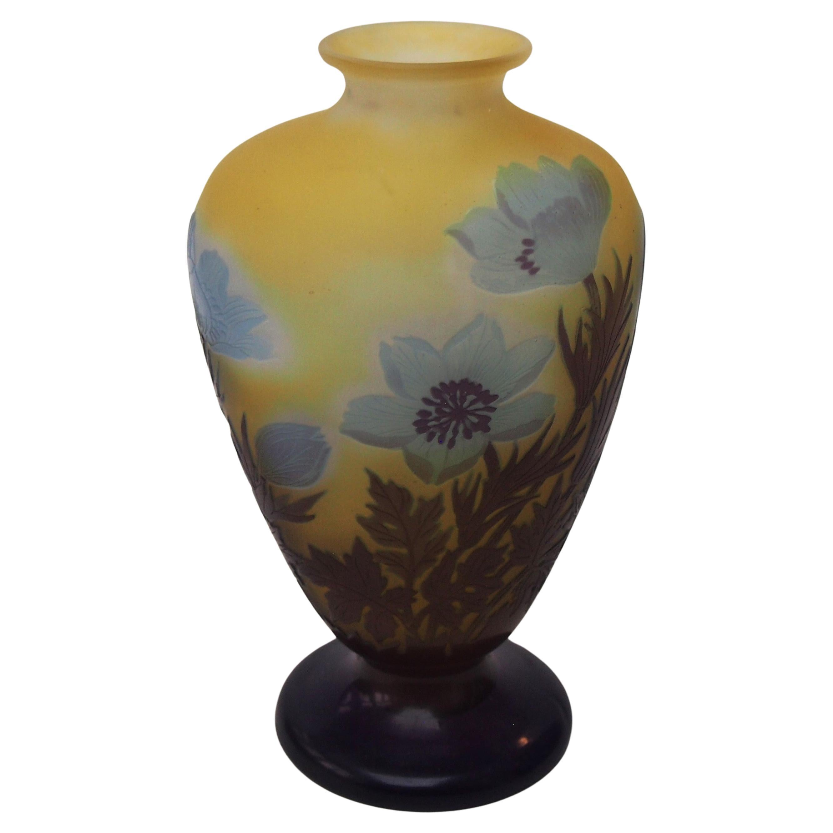 Vase en verre signé Emile Gallé avec anémone bleue, circa 1920 en vente