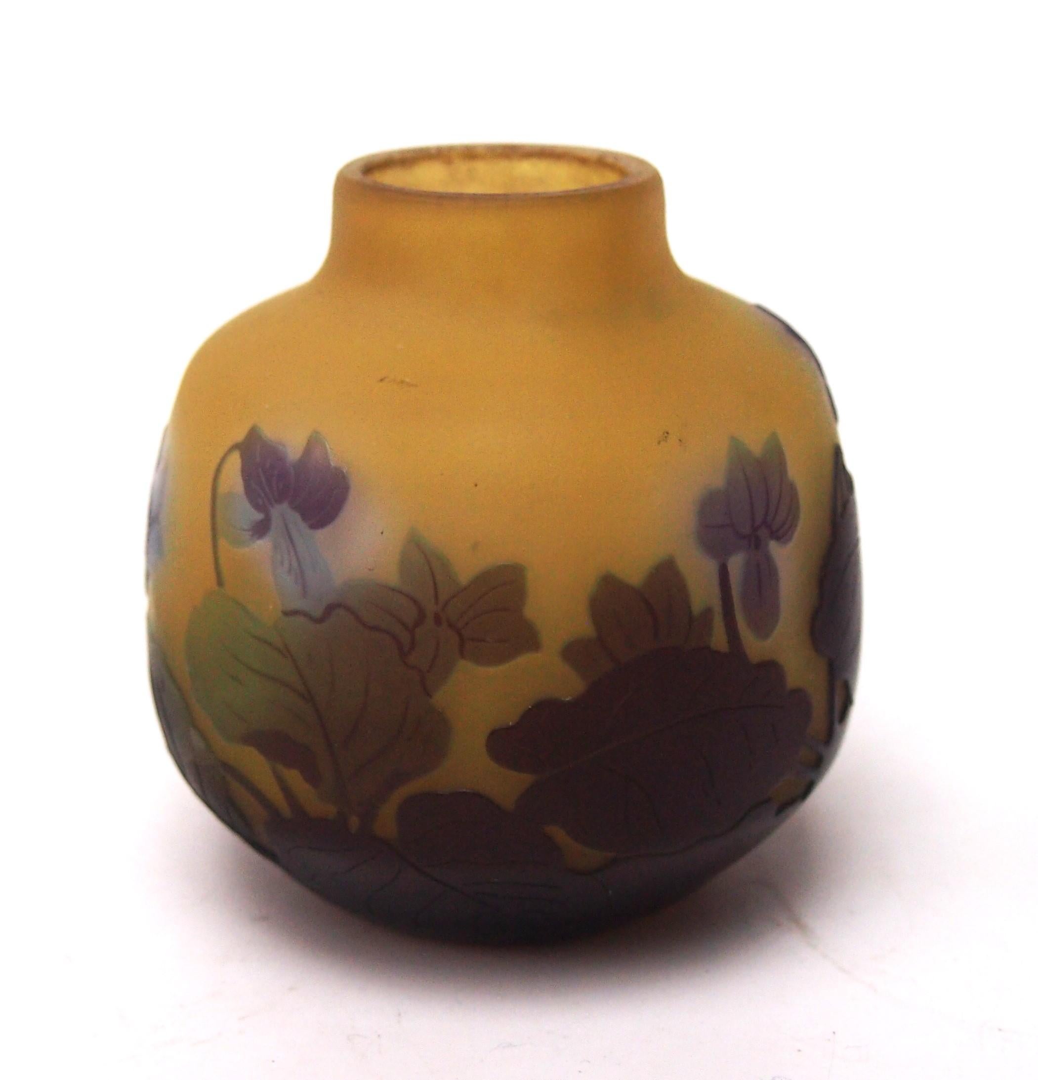 Petit vase en camée Emile Gallé Art Nouveau représentant des fleurs en violet et bleu sur fond orange/jaune, avec un fin polissage interne pour mettre en valeur le bleu des fleurs - là où le polissage interne n'a pas été fait, les feuilles et les