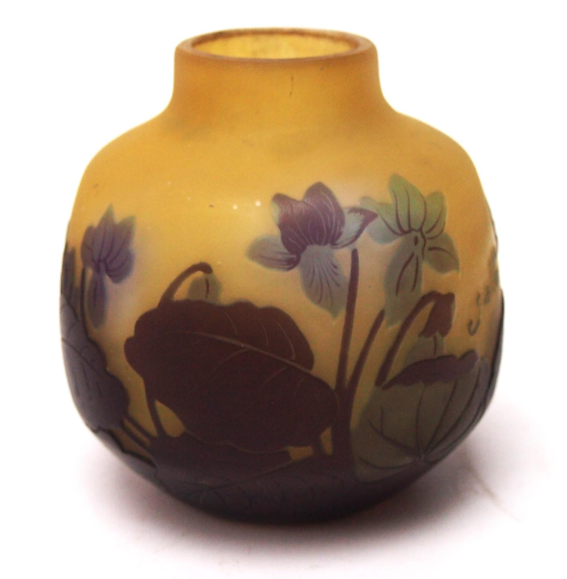 Art nouveau Vase en verre camée signé Emile Gallé, Art Nouveau, circa 1920 en vente