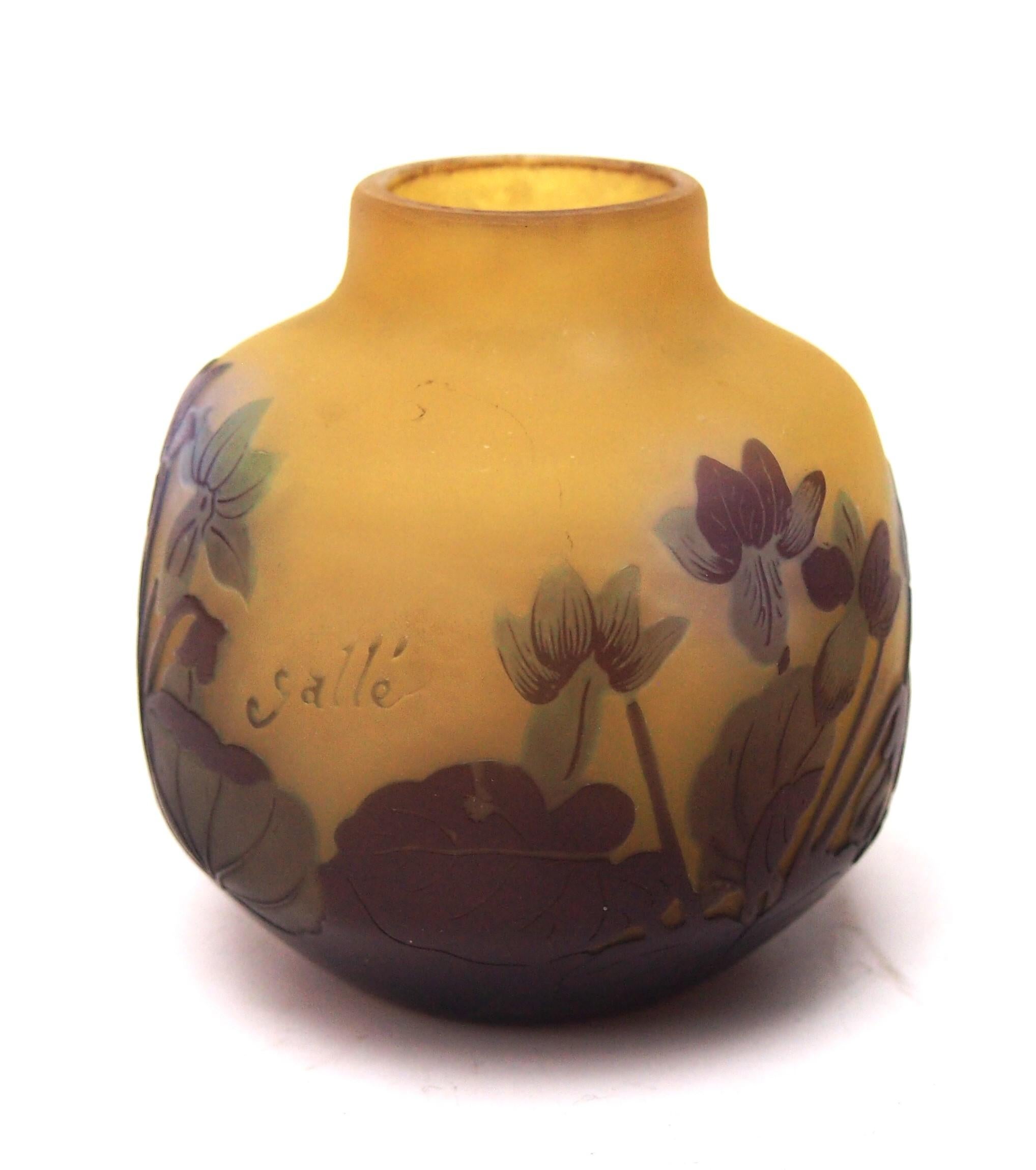 Français Vase en verre camée signé Emile Gallé, Art Nouveau, circa 1920 en vente