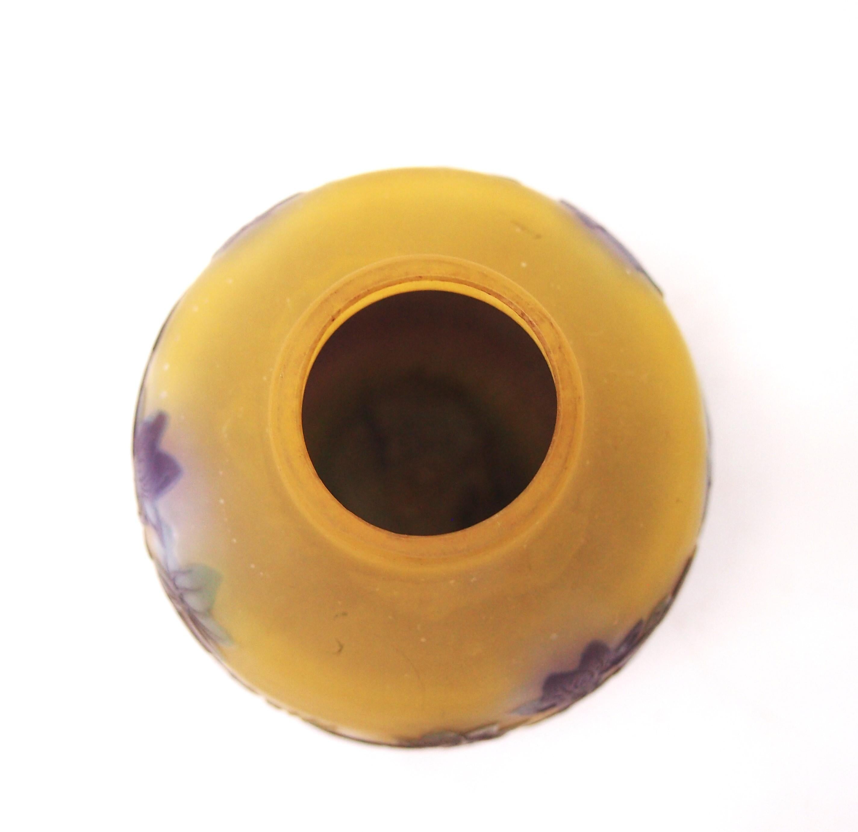 Début du 20ème siècle Vase en verre camée signé Emile Gallé, Art Nouveau, circa 1920 en vente
