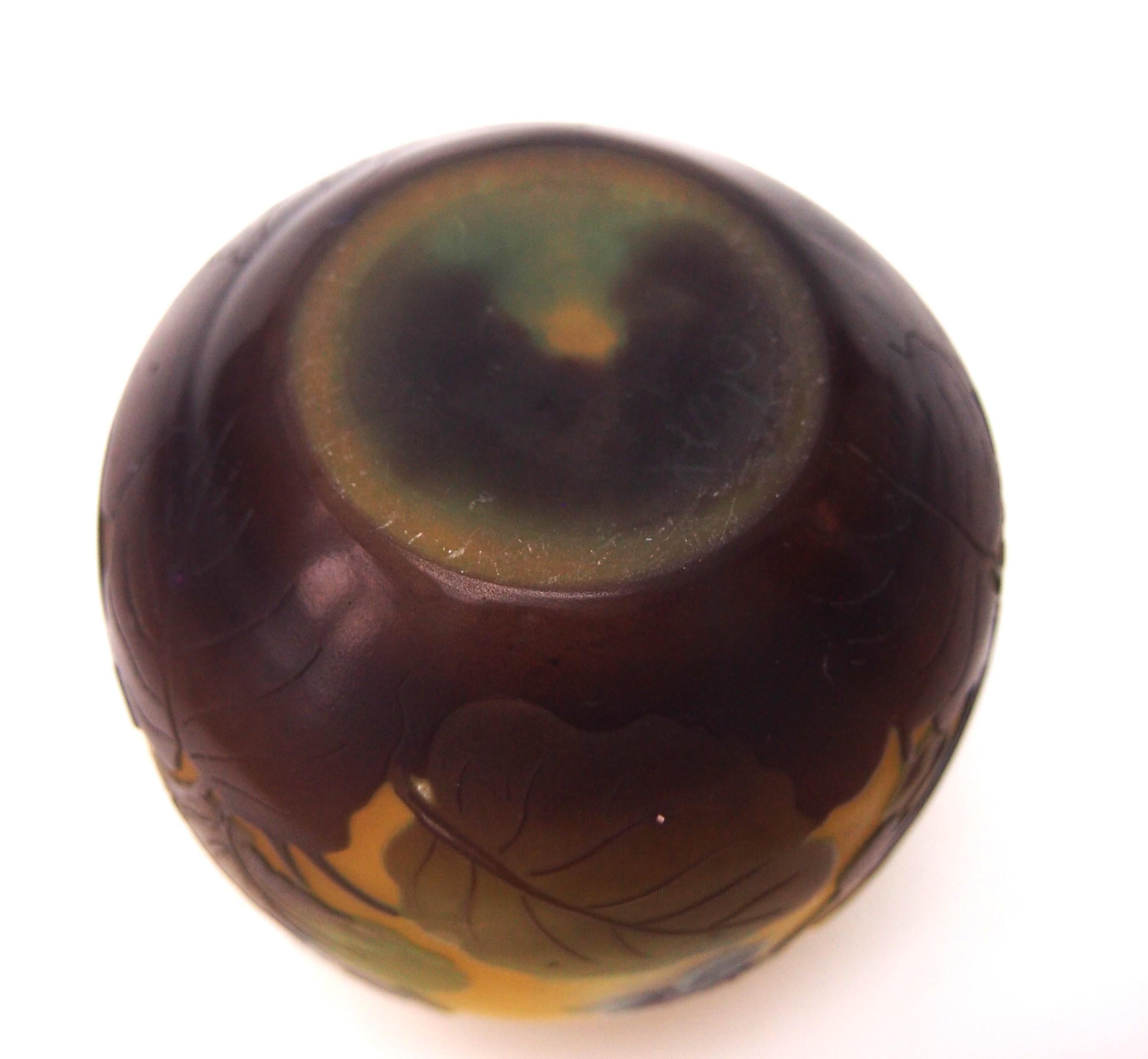 Verre d'art Vase en verre camée signé Emile Gallé, Art Nouveau, circa 1920 en vente