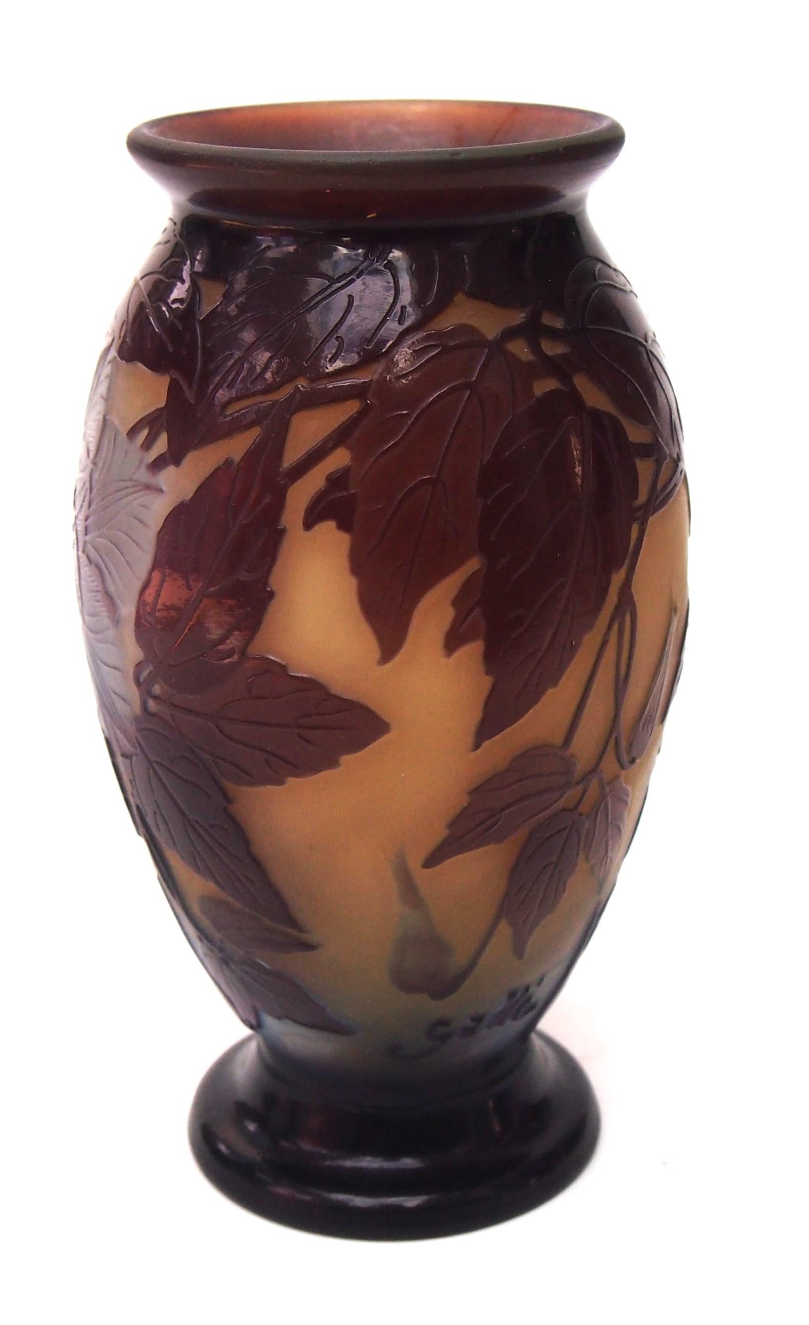 Jarrón camafeo francés Art Nouveau Emile Gallé que representa una clemátide doble en flor de color morado y azul sobre naranja/amarillo, con un fino pulido interno para resaltar el azul de la espectacular flor principal -donde no se ha hecho el