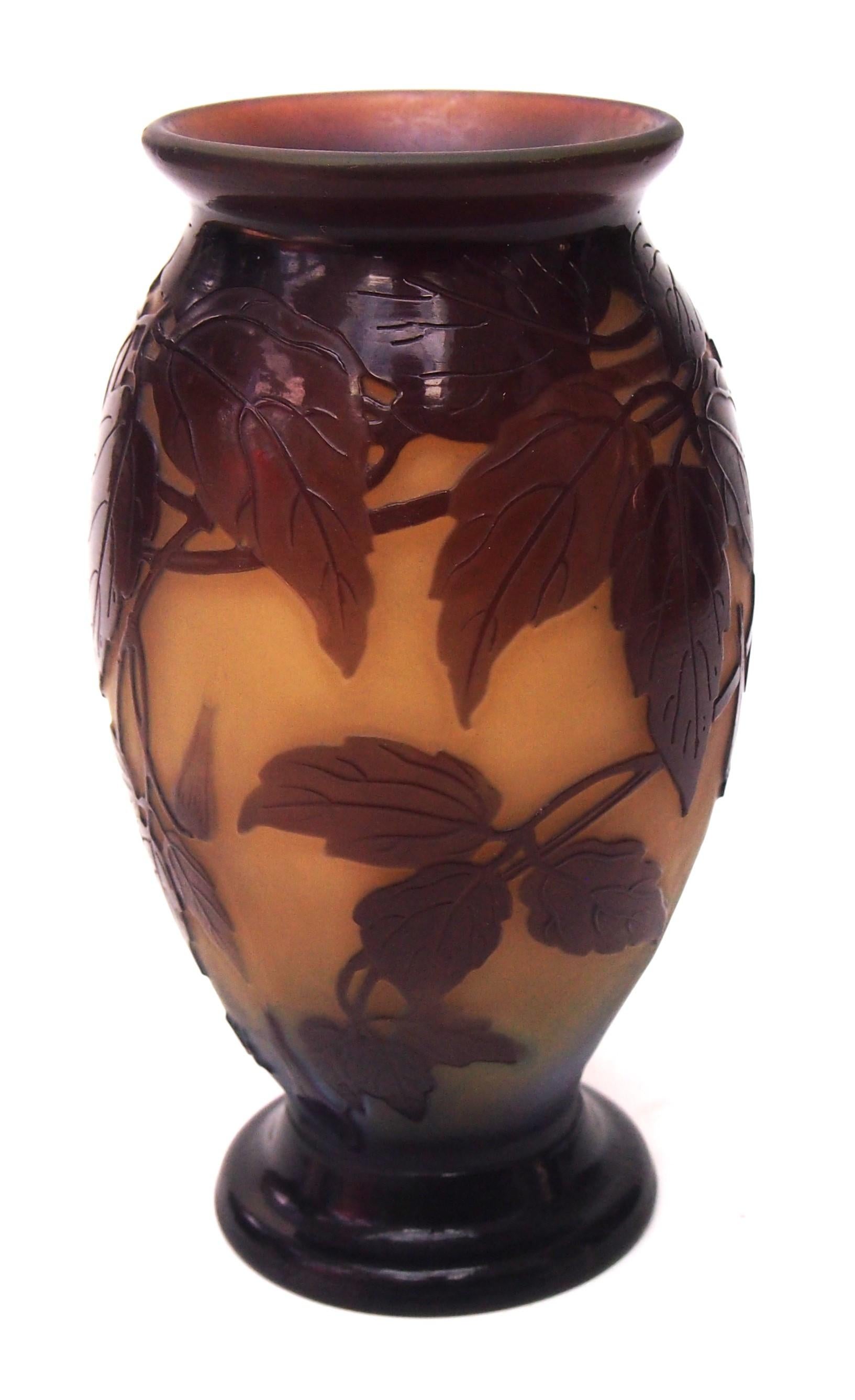 Jarrón de cristal camafeo francés Art Nouveau firmado Clematis Emile Gallé circa, 1920 Francés en venta