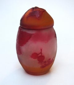 Caja en forma de huevo de cristal camafeo francesa Art Nouveau firmada por Emile Gallé hacia 1905