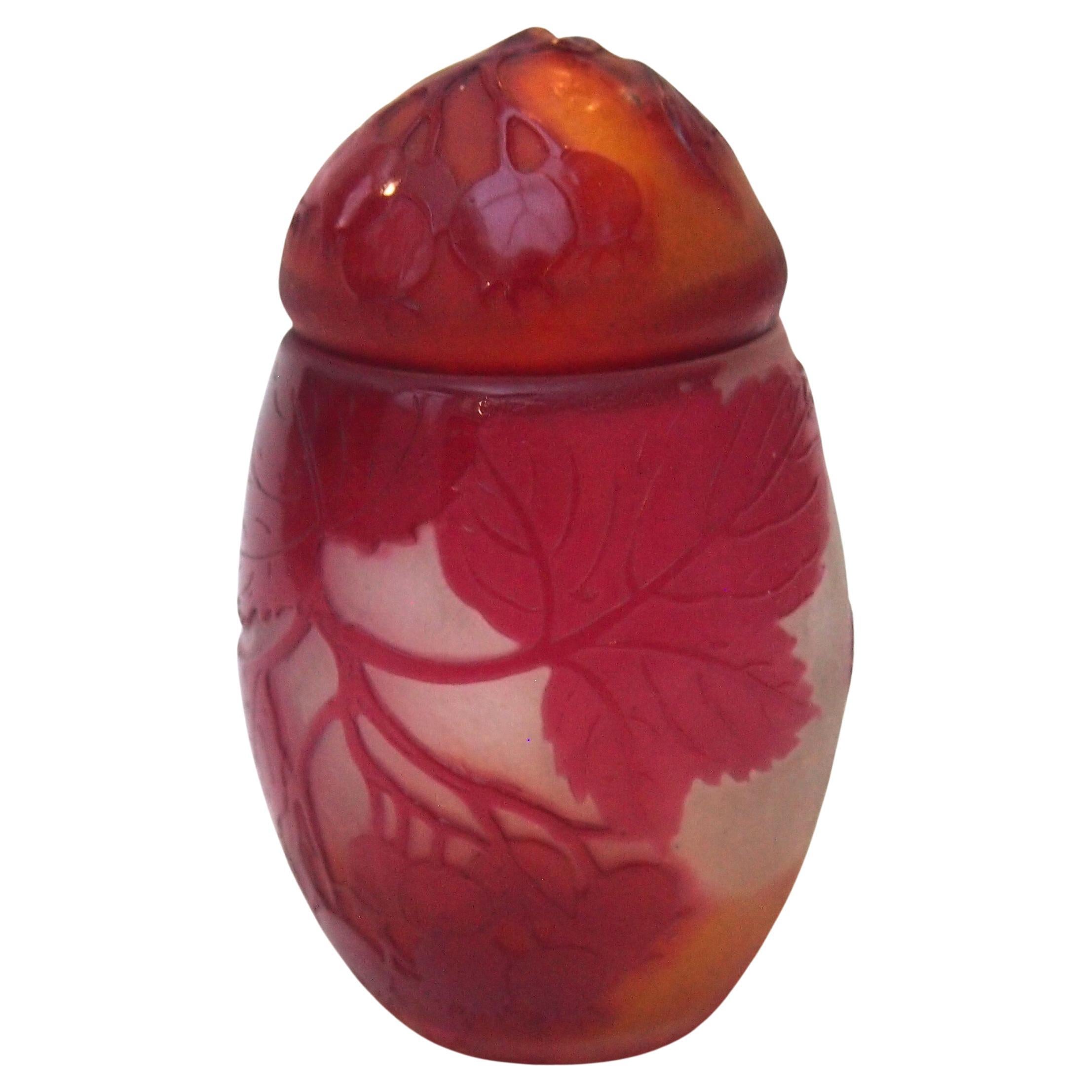 Scatola a forma di uovo in vetro a forma di cammeo francese Art Nouveau firmata Emile Gallé, circa 1905