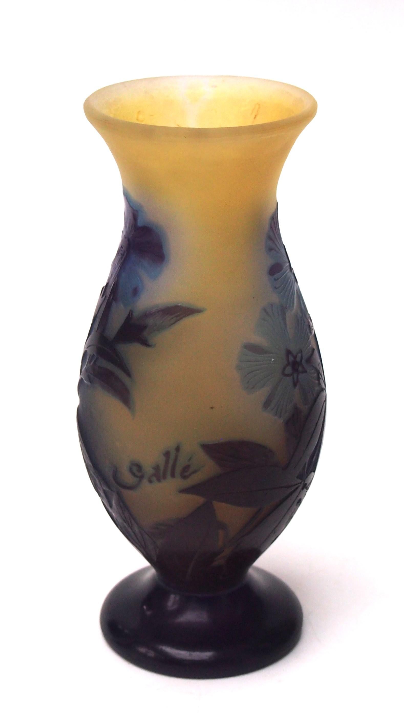 Feine französische Jugendstilvase von Emile Gallé mit mittelgroßer Kamee, die blühende Kornblumen in feinem Violett und Blau über Orange/Gelb zeigt, mit detaillierter Innenpolitur, um die blauen und violetten Farben in den Blumen hervorzuheben - wo