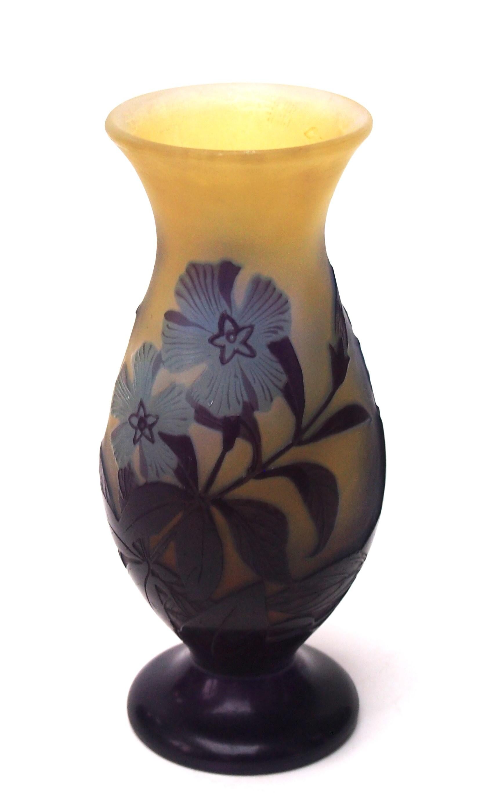 Französischer Jugendstil Signiert Emile Gallé Kamee Glasvase mit Kornblume um 1920 (Art nouveau) im Angebot