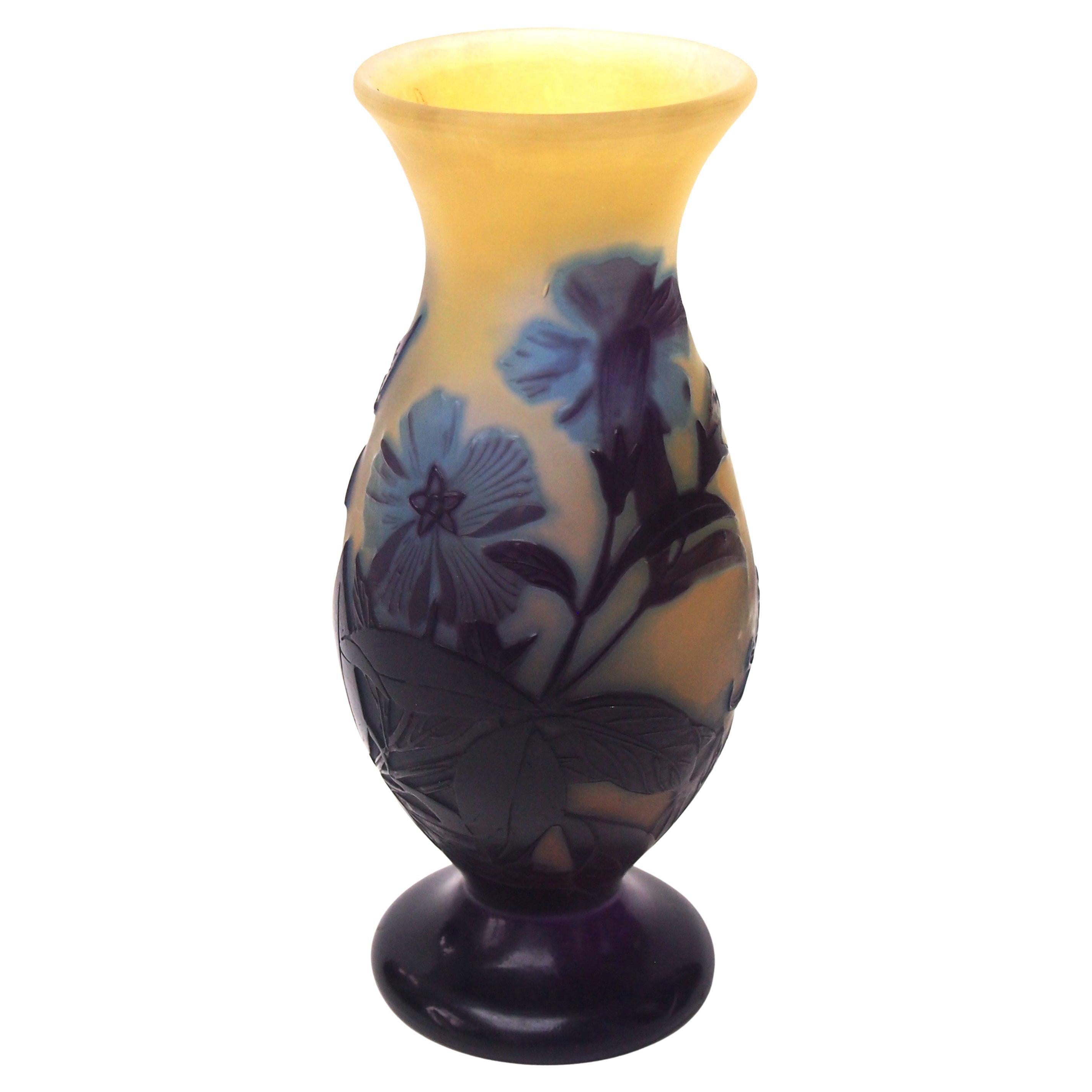Französischer Jugendstil Signiert Emile Gallé Kamee Glasvase mit Kornblume um 1920 im Angebot