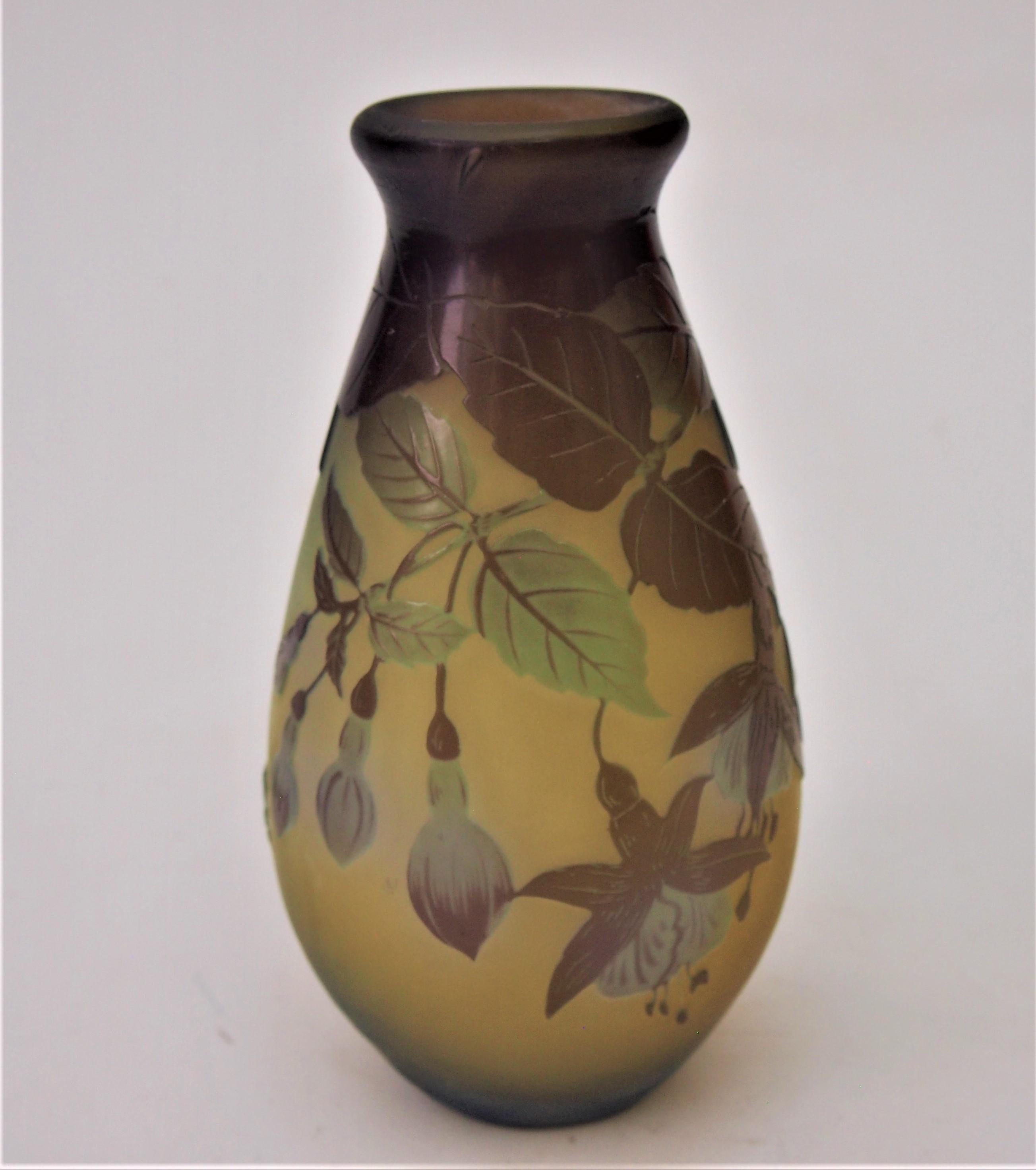Vase camée Emile Gallé de style Art Nouveau représentant des fleurs de fuchsia en violet et bleu sur fond orange/jaune, avec un fin polissage interne pour faire ressortir le bleu des fleurs - là où le polissage interne n'a pas été fait, les feuilles