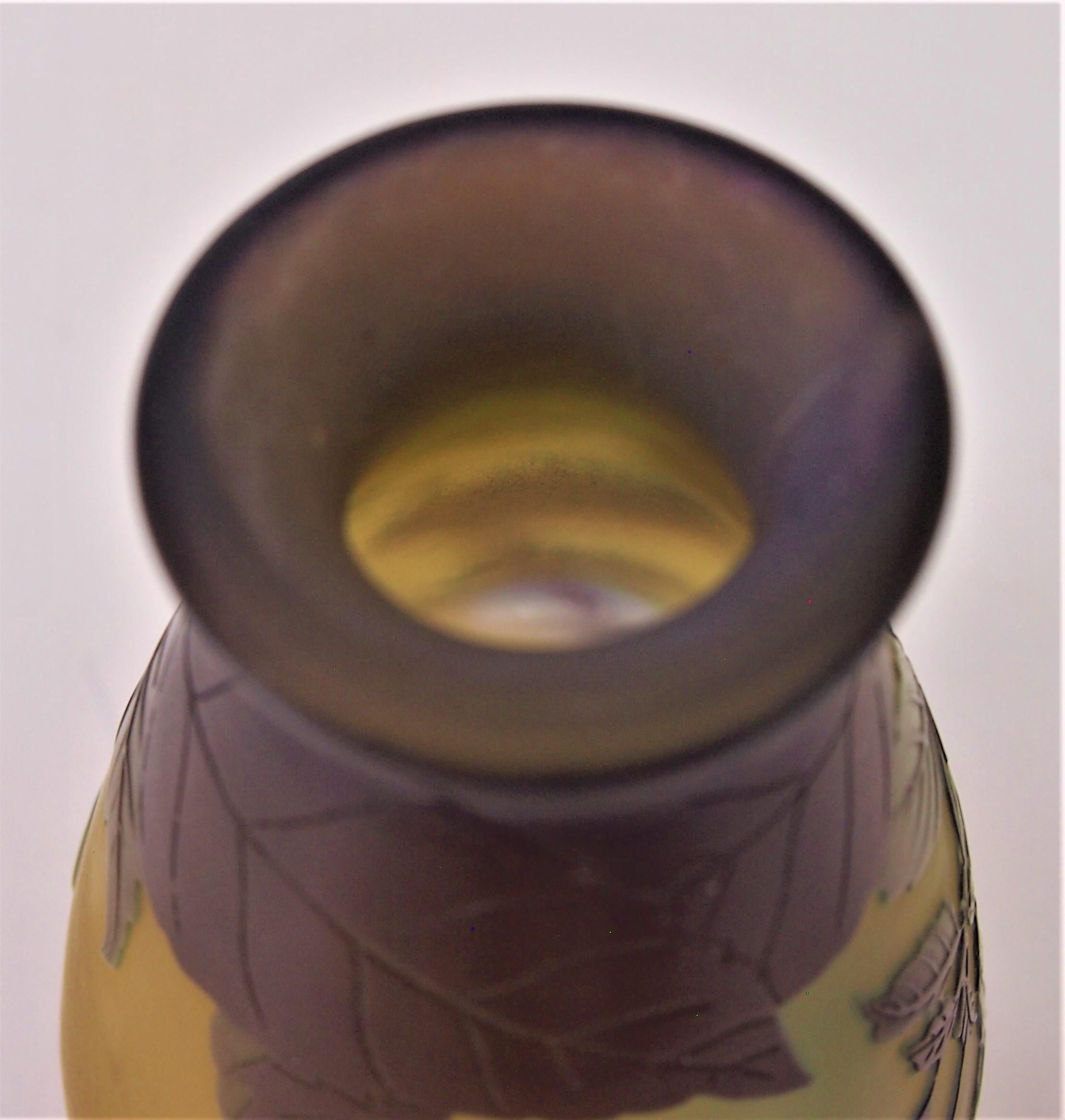 Français Vase en verre signé Emile Gallé Fuchsia signé Art Nouveau circa 1920 en vente