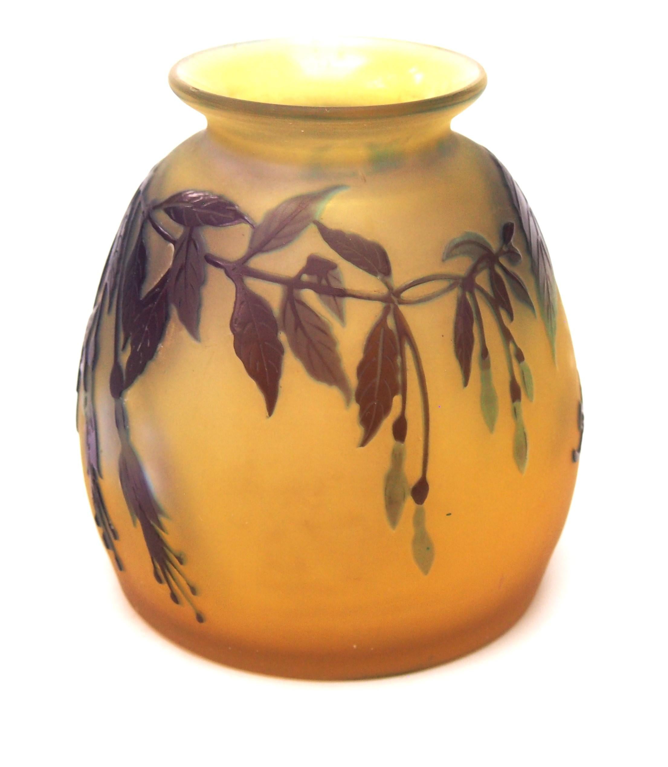 Jarrón camafeo francés Art Nouveau Emile Gallé, que representa una fucsia en flor de color morado y azul sobre naranja/amarillo, con un fino pulido interno para resaltar el azul de las flores -en los casos en que no se ha realizado el pulido