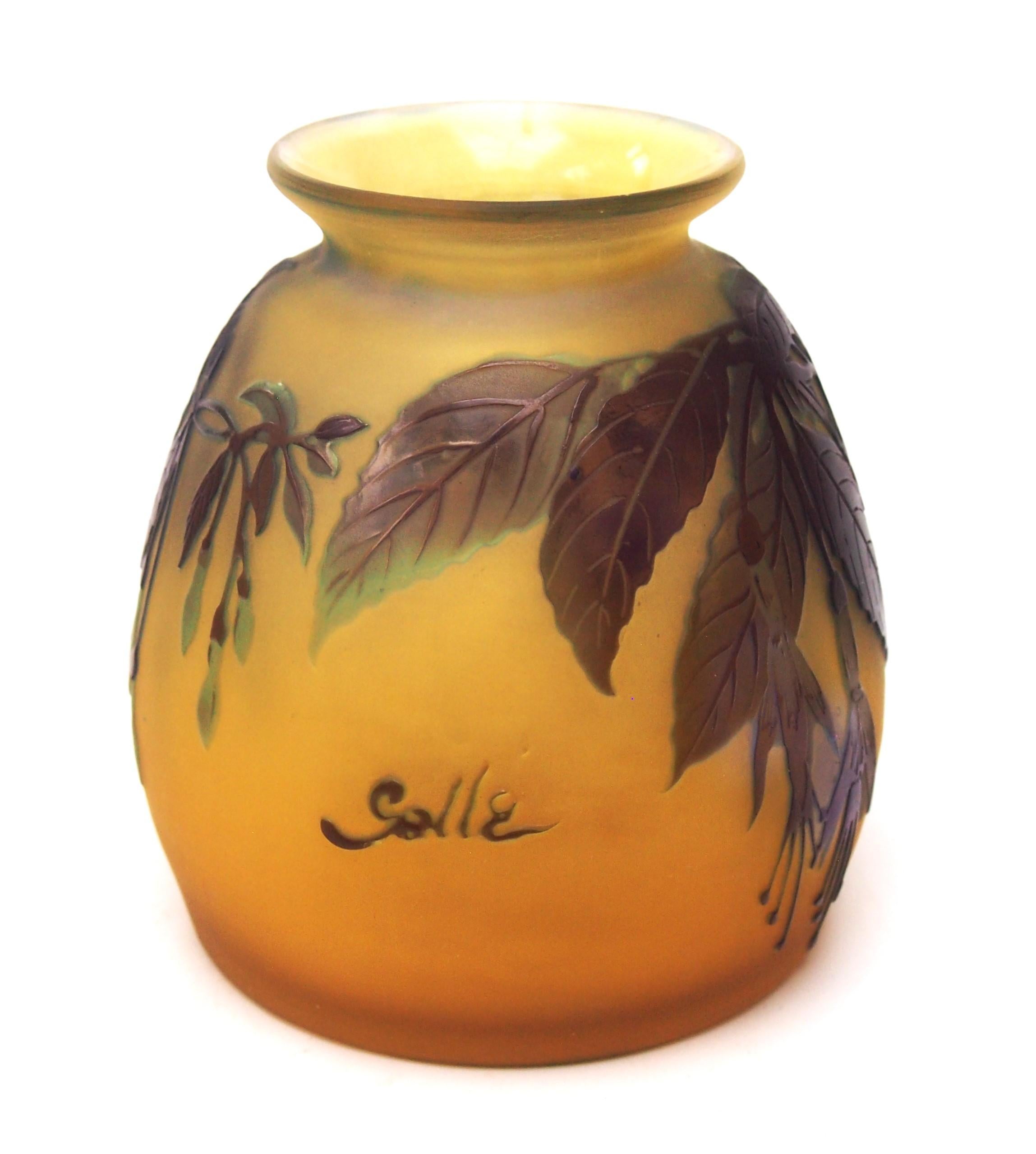 Art Nouveau francés Jarrón bajo de cristal con camafeo fucsia firmado por Emile Gallé circa, 1920 Francés en venta