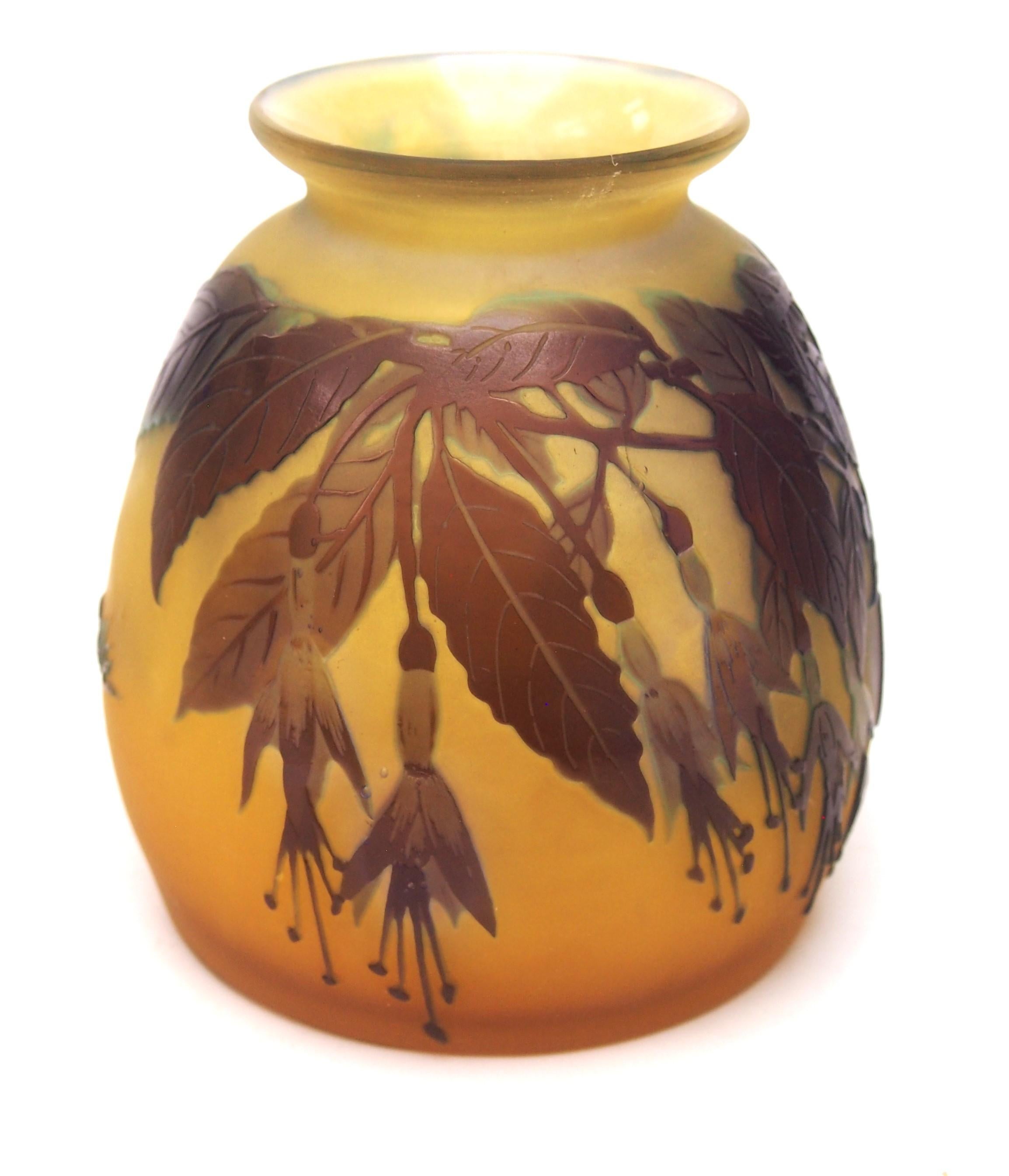 Art Nouveau francés Jarrón bajo de cristal con camafeo fucsia firmado por Emile Gallé circa, 1920 en Bueno estado para la venta en Worcester Park, GB