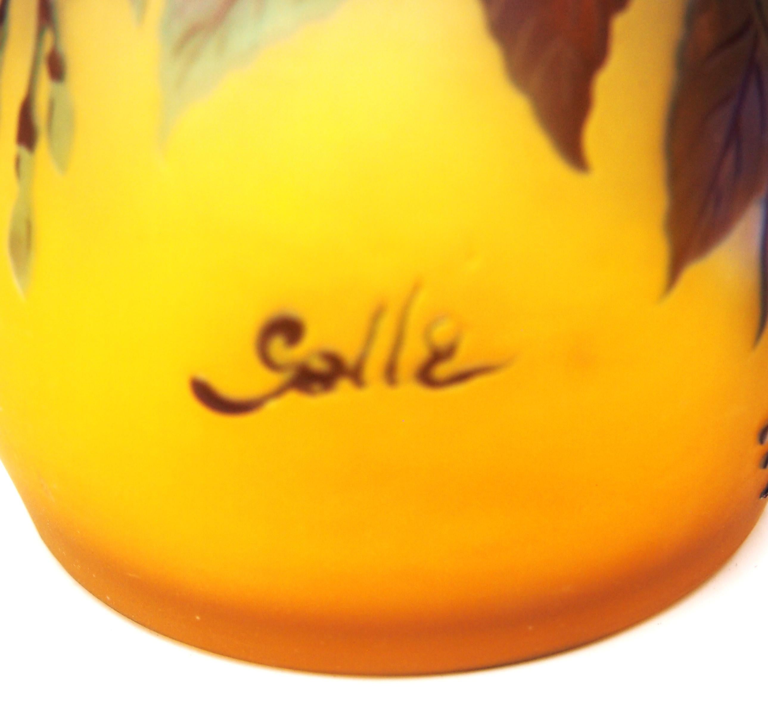 Art Nouveau francés Jarrón bajo de cristal con camafeo fucsia firmado por Emile Gallé circa, 1920 principios del siglo XX en venta