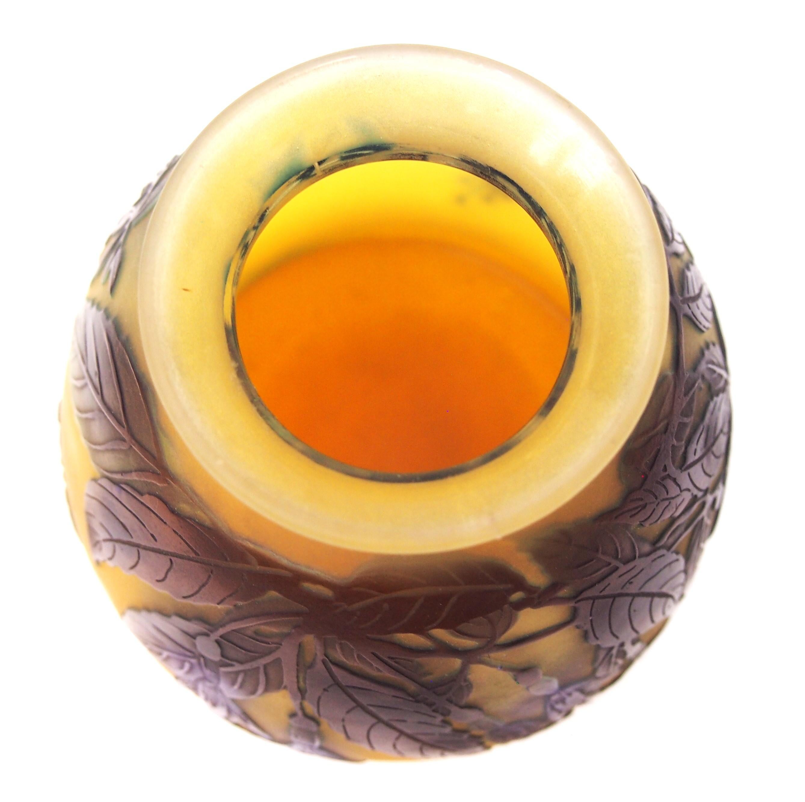 Art Nouveau francés Jarrón bajo de cristal con camafeo fucsia firmado por Emile Gallé circa, 1920 Vidrio artístico en venta