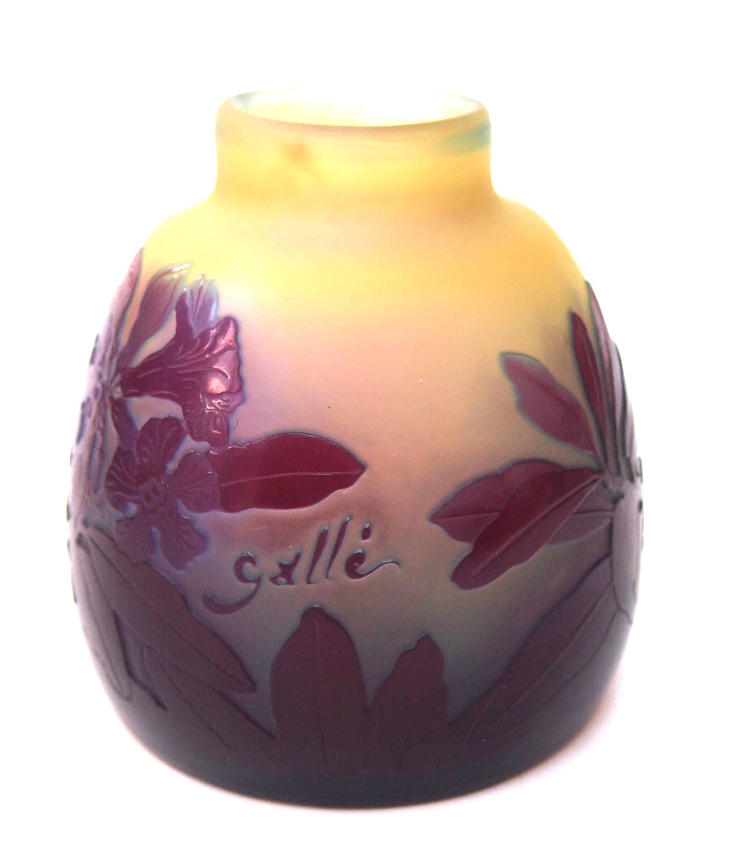 French Art Nouveau Signed Primula Emile Gallé Cameo Glass Vase circa, 1920 In Good Condition In Worcester Park, GB