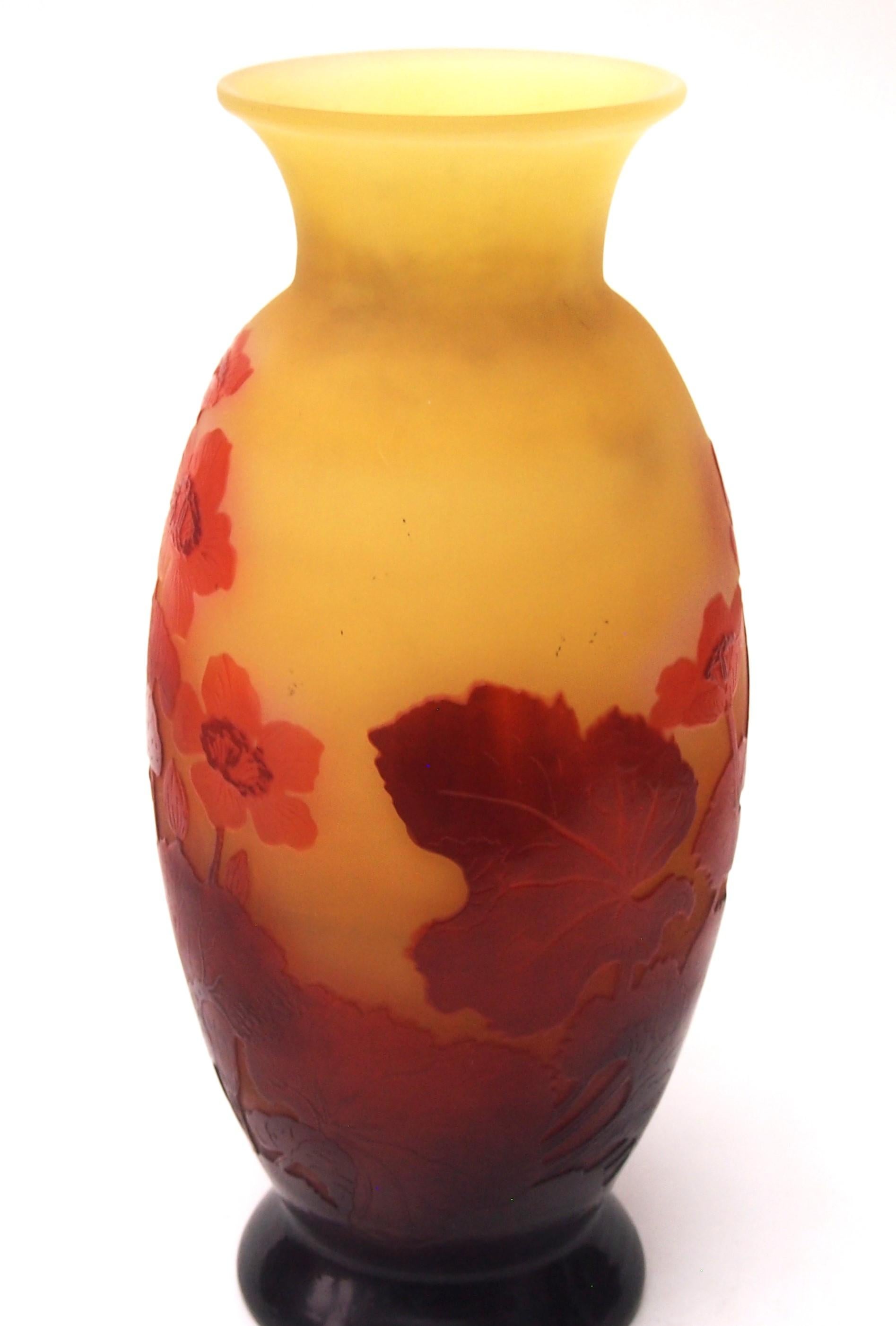 Vase camée Emile Gallé de style Art Nouveau représentant de multiples anémones fleuries en rouge sur jaune orangé, avec un fin polissage interne pour mettre en valeur le rouge des fleurs -de bonne taille et de bonne forme- là où le polissage interne