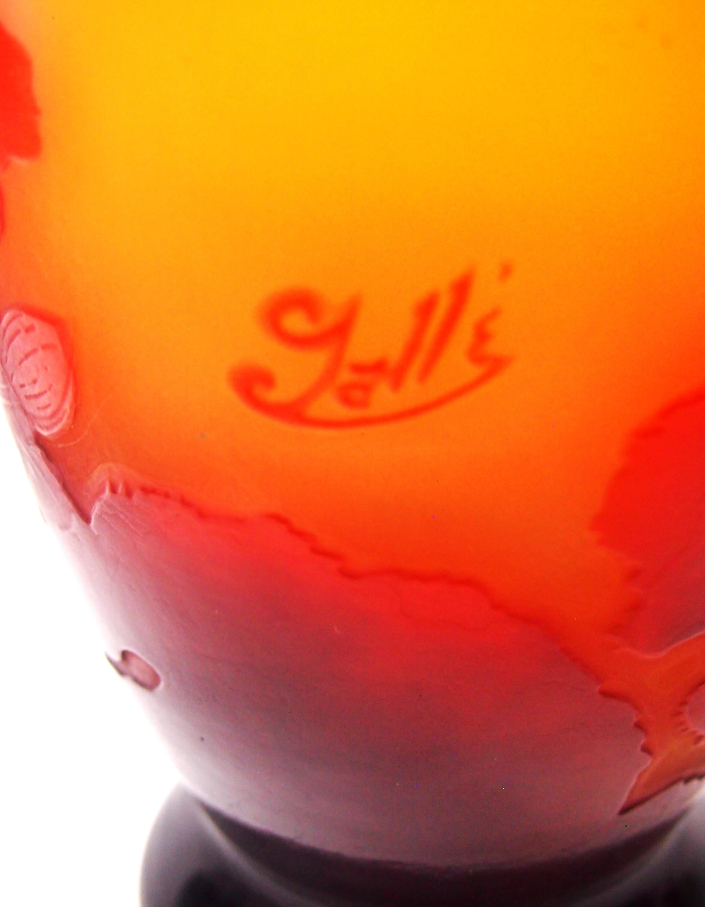 Français Vase en verre signé Emile Gallé avec anémone rouge, circa 1925 en vente