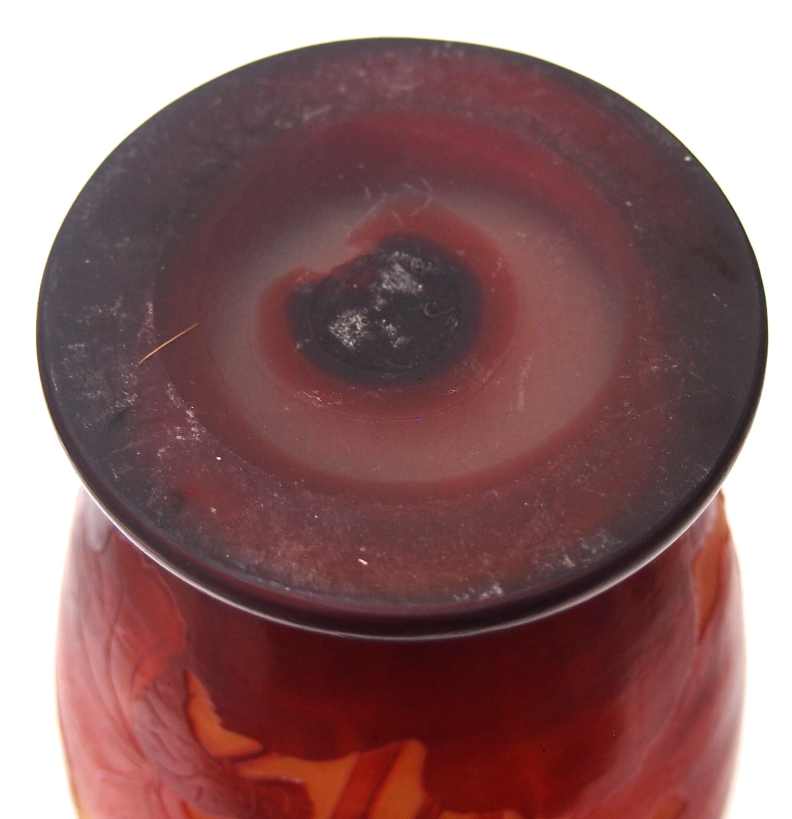 Français Vase en verre signé Emile Gallé avec anémone rouge, circa 1925 en vente