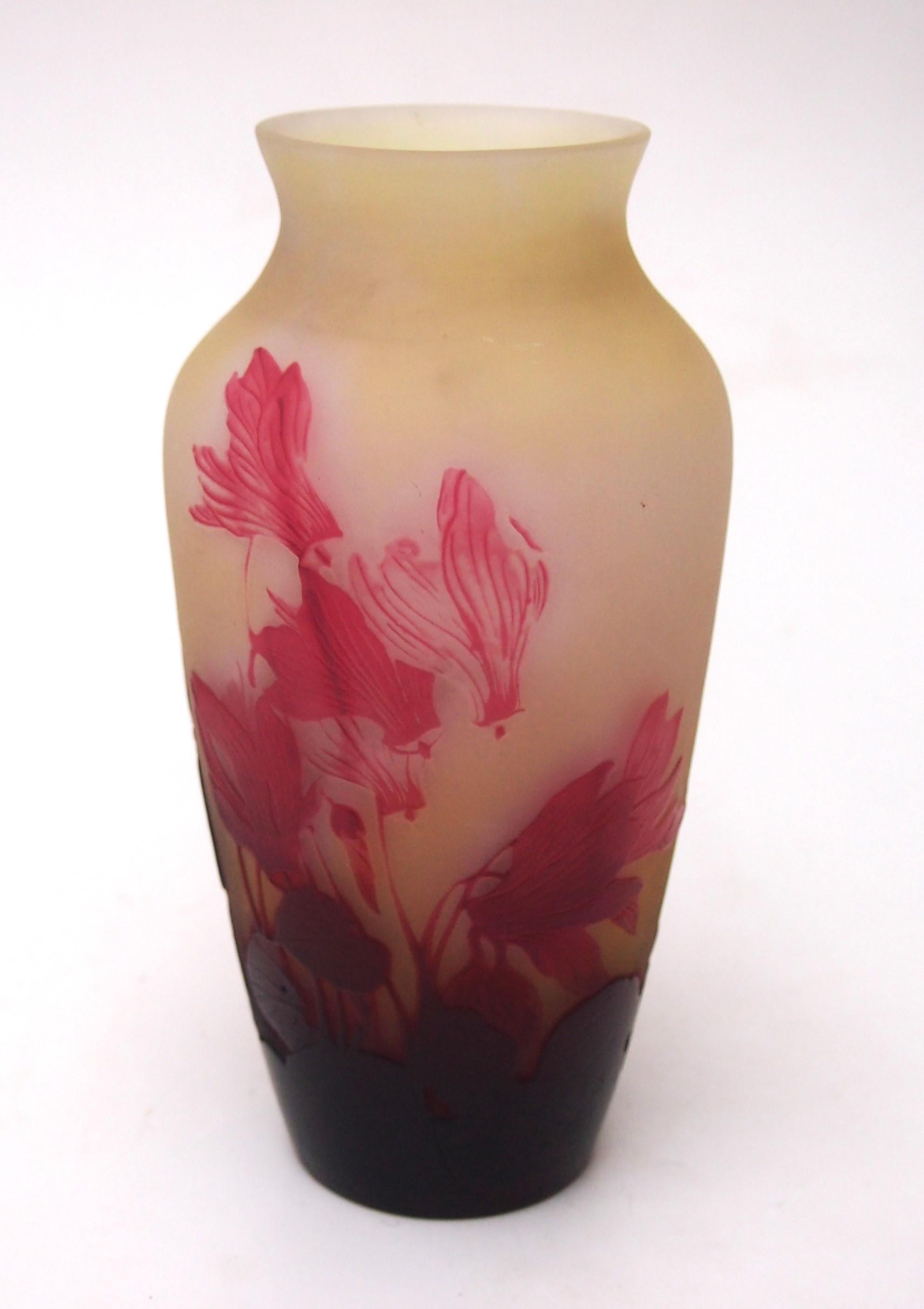 Art Nouveau francés Jarrón de vidrio con camafeo de ciclamen rojo firmado por Emile Gallé hacia 1920 Francés en venta