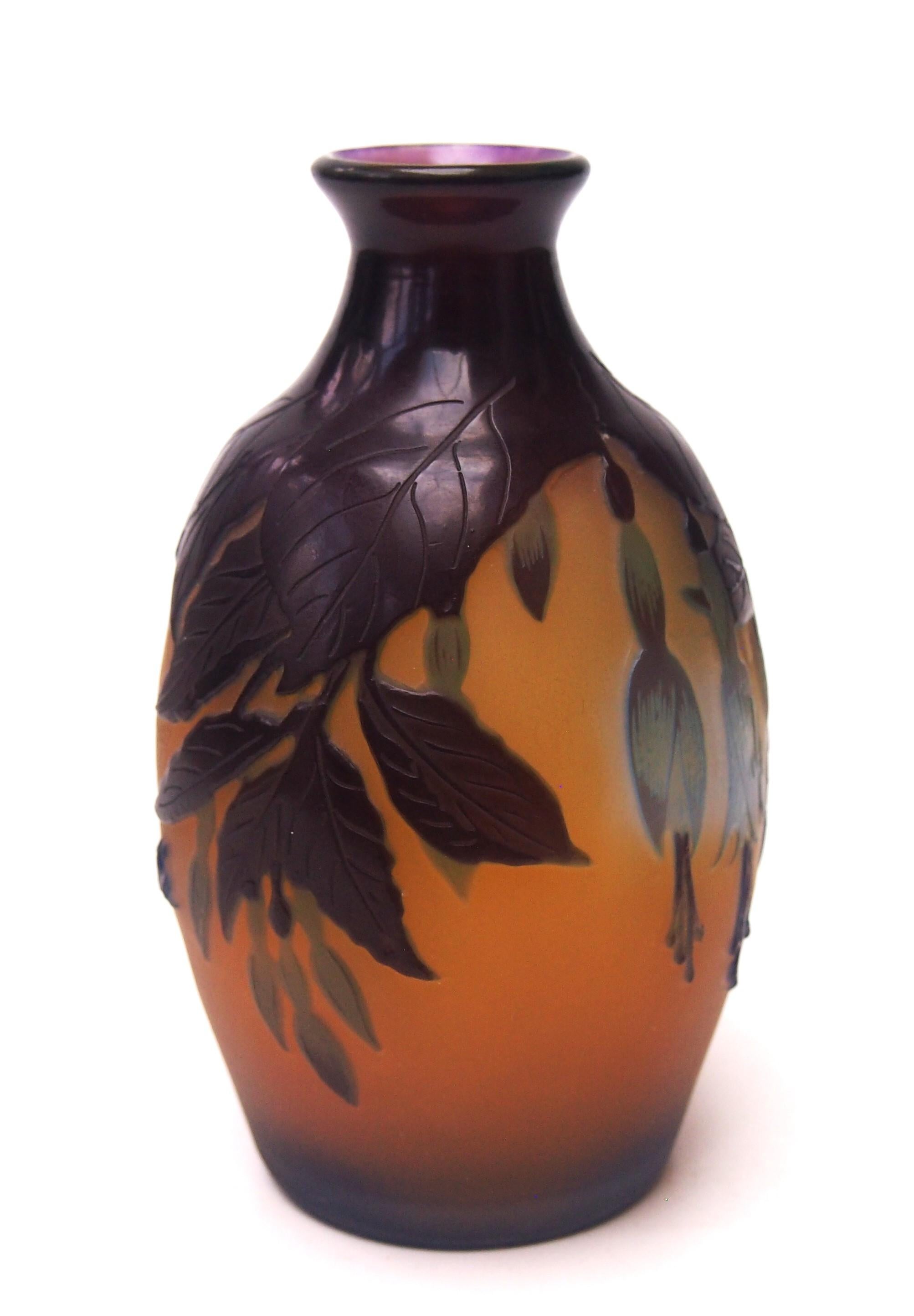 Vaso in vetro con cammeo di Emile Gallé firmato Art Nouveau francese circa, 1920 In condizioni buone in vendita a Worcester Park, GB