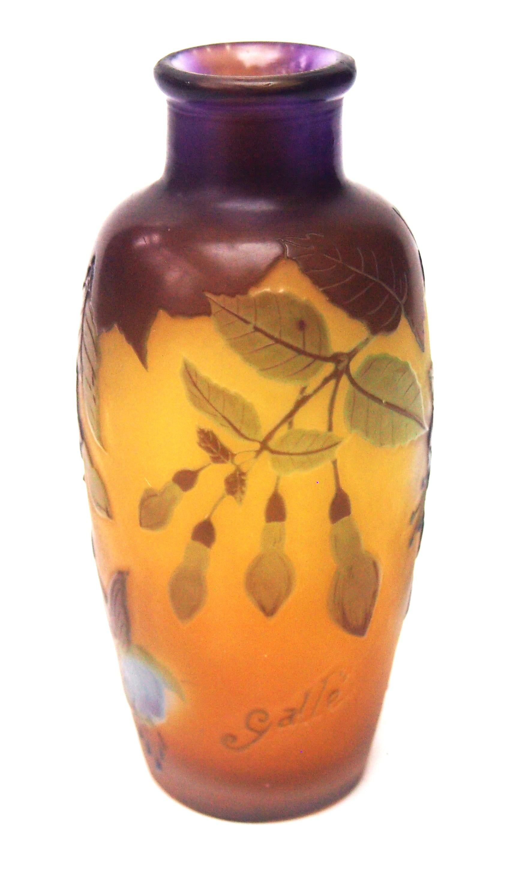 Vase camée Emile Gallé de style Art Nouveau représentant des fleurs de fuchsia en violet et bleu sur fond orange/jaune, avec un fin polissage interne pour faire ressortir le bleu des fleurs - là où le polissage interne n'a pas été fait, les feuilles