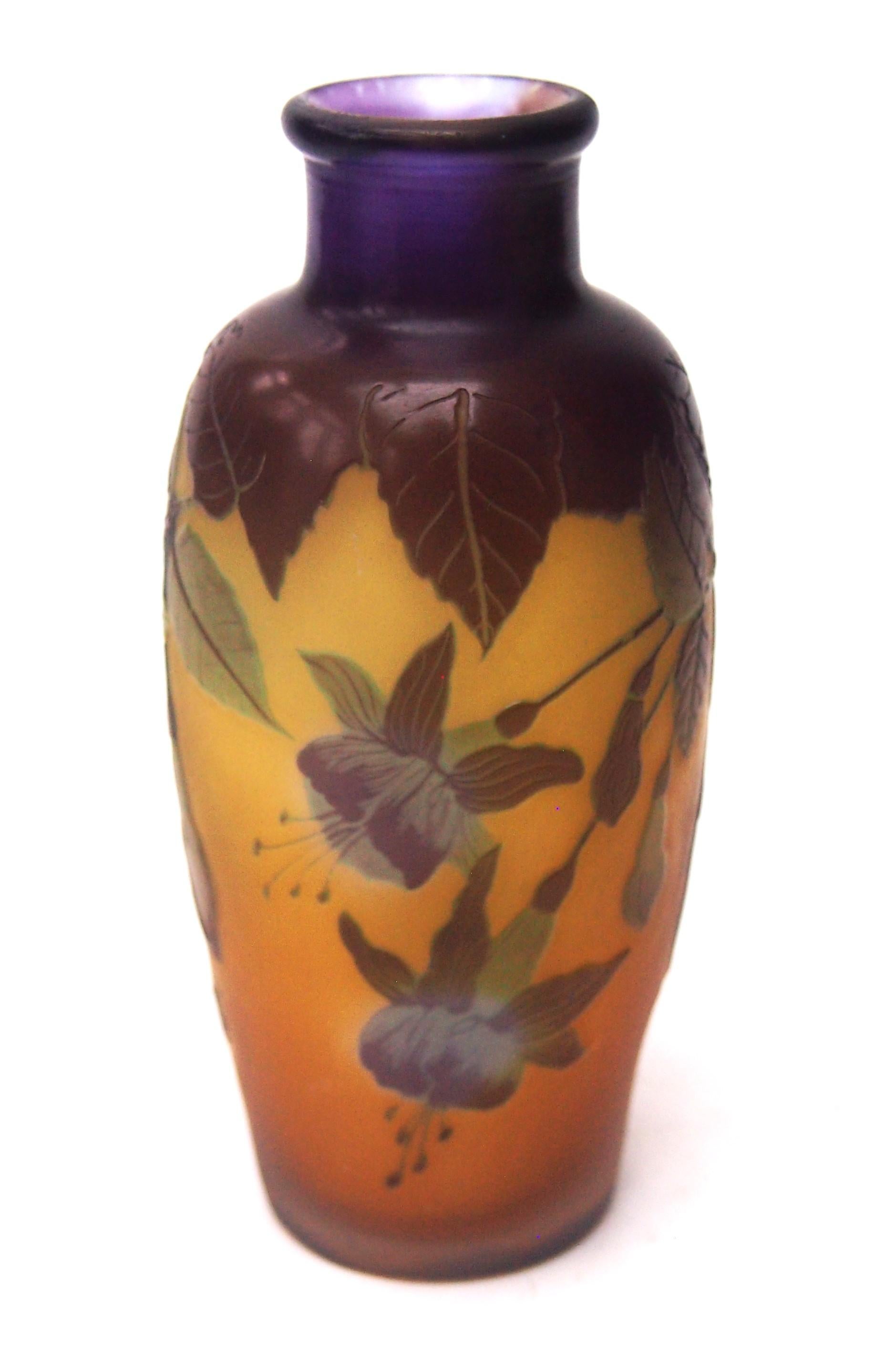 Art nouveau Vase en verre camée signé Emile Gallé, circa 1920. en vente