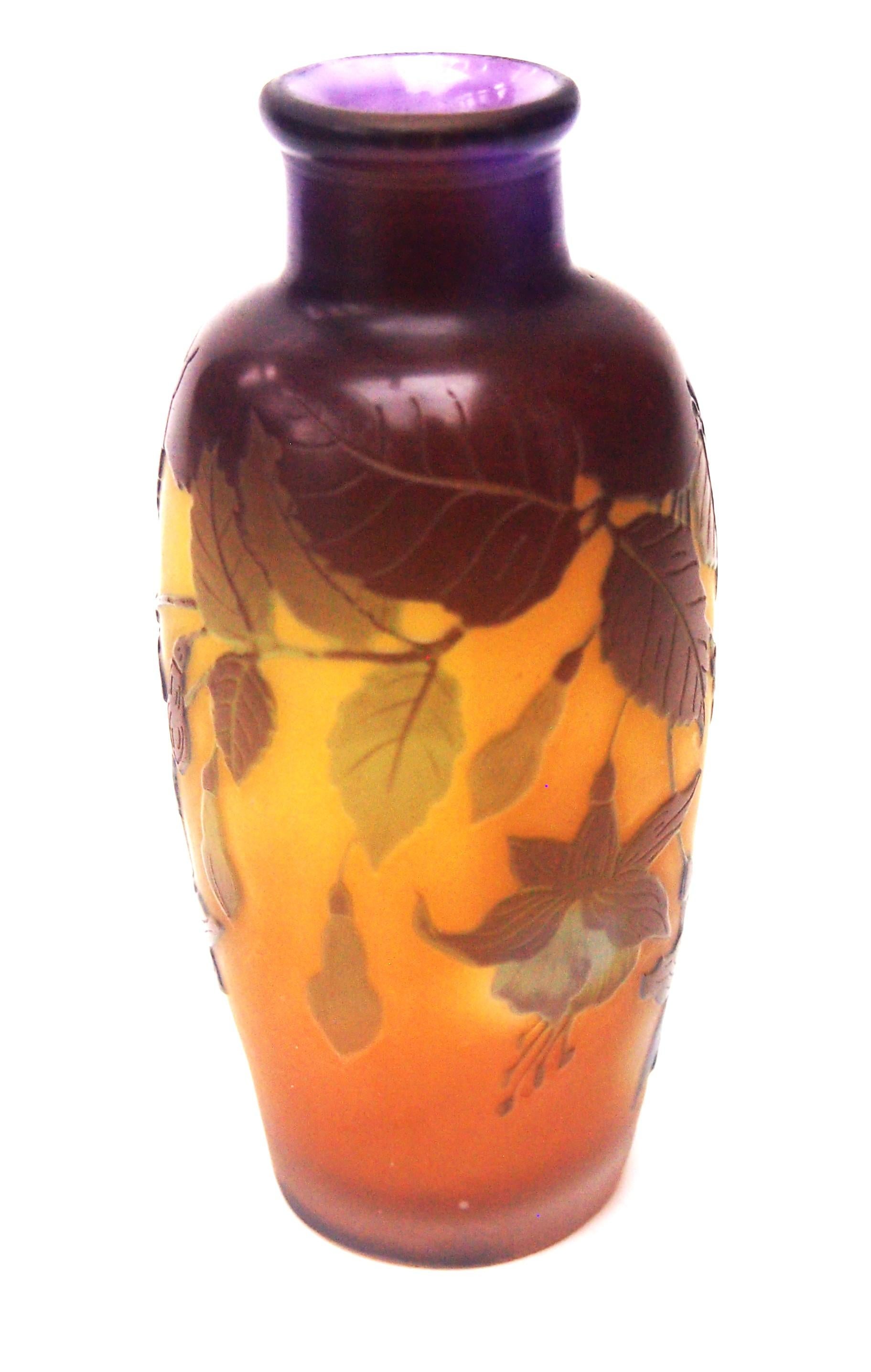 Français Vase en verre camée signé Emile Gallé, circa 1920. en vente