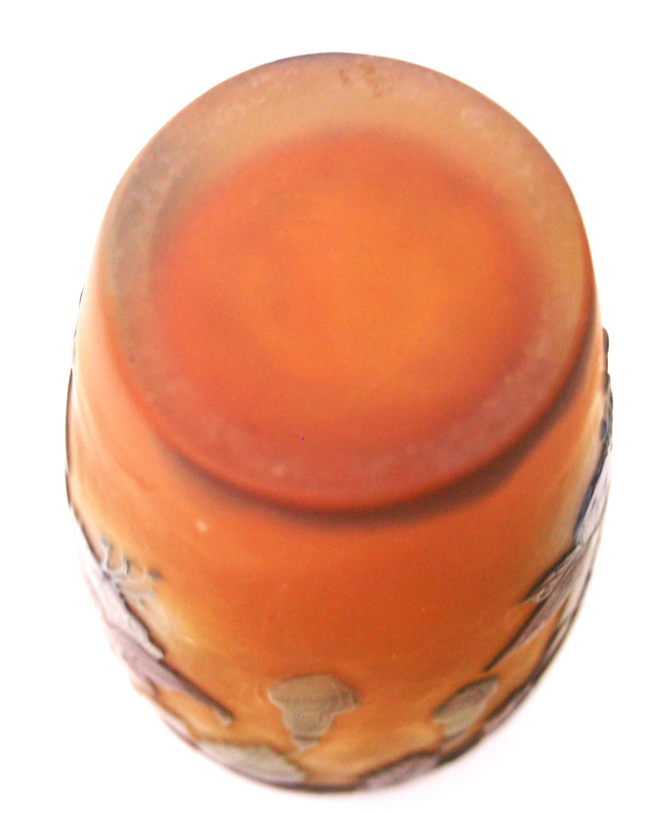 Début du 20ème siècle Vase en verre camée signé Emile Gallé, circa 1920. en vente