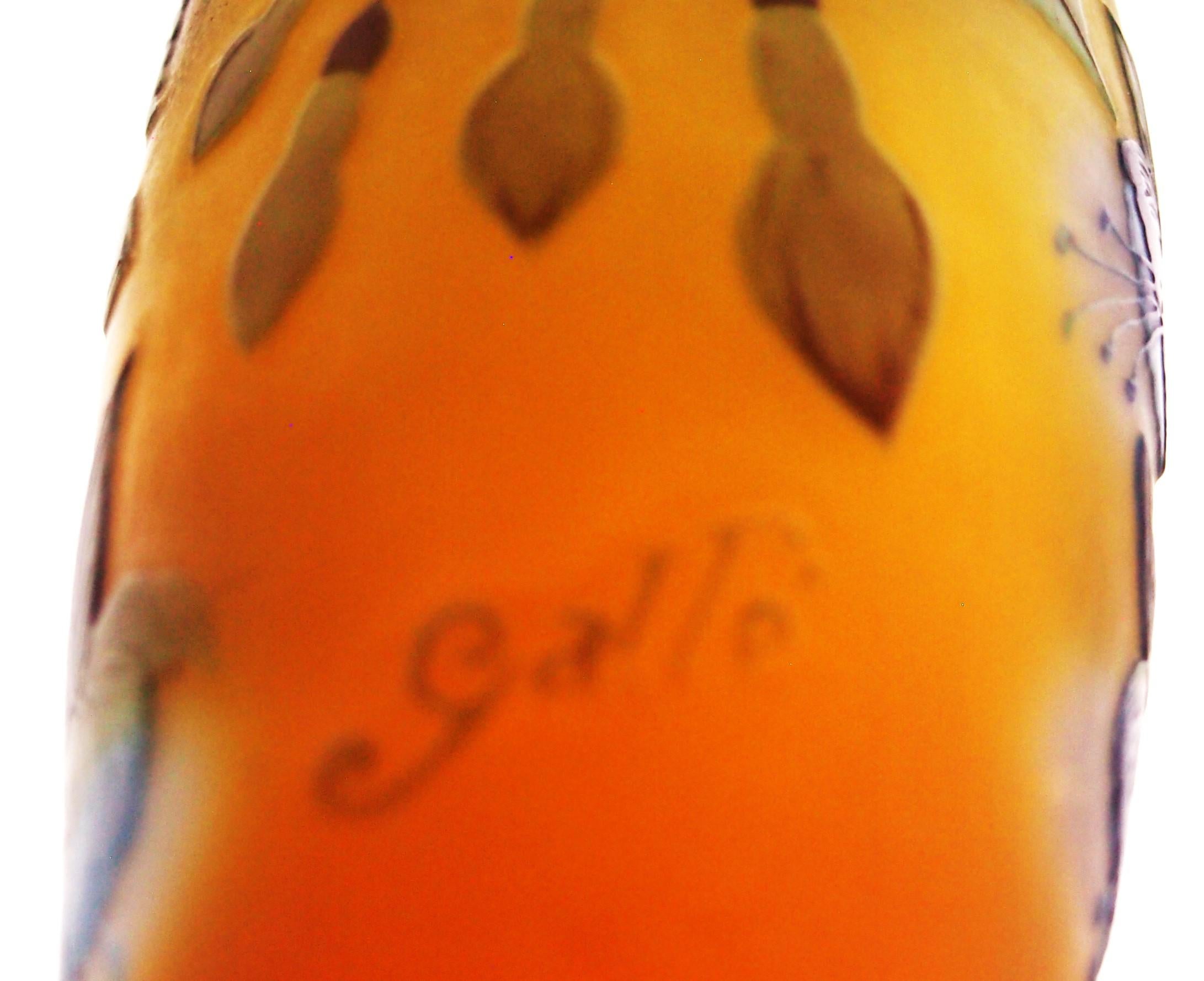 Verre d'art Vase en verre camée signé Emile Gallé, circa 1920. en vente