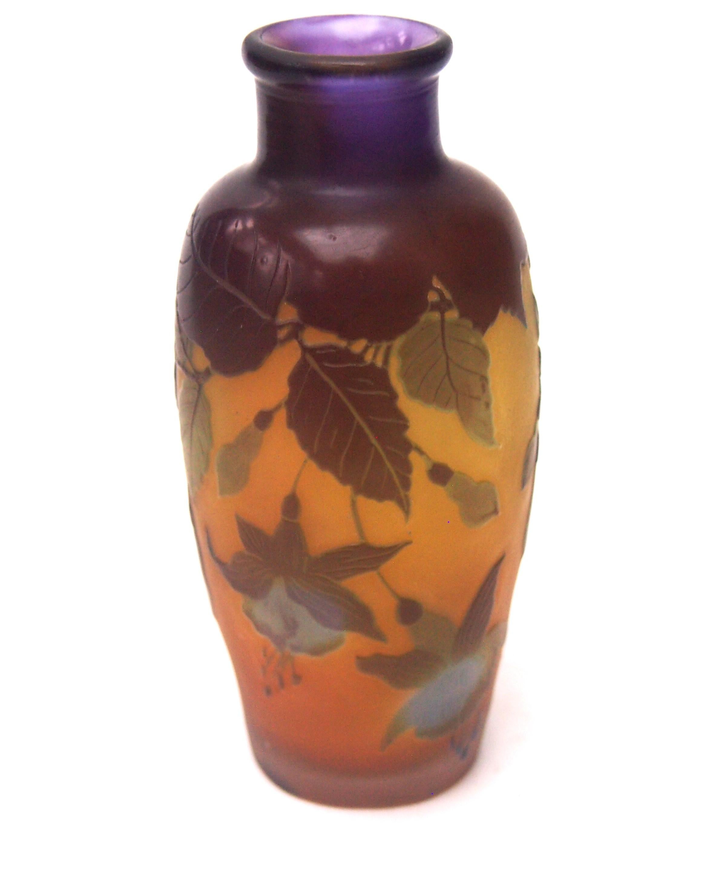 Französische Jugendstil-Vase aus dünnem fuchsiafarbenem Kamee-Glas von Emile Gallé, signiert CIRCA 1920