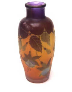 Französische Jugendstil-Vase aus dünnem fuchsiafarbenem Kamee-Glas von Emile Gallé, signiert CIRCA 1920