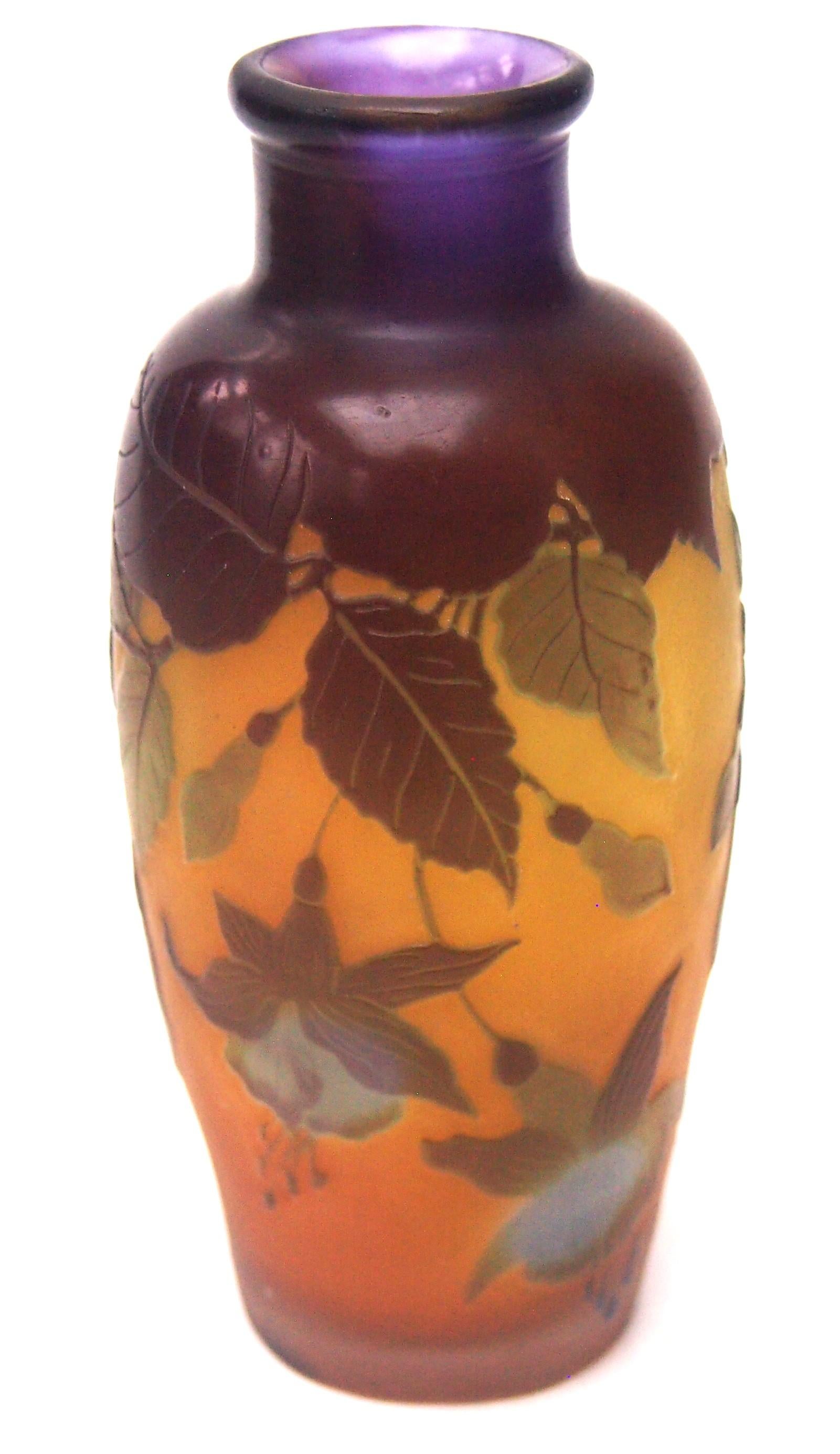 Vase en verre camée signé Emile Gallé, circa 1920. en vente 1