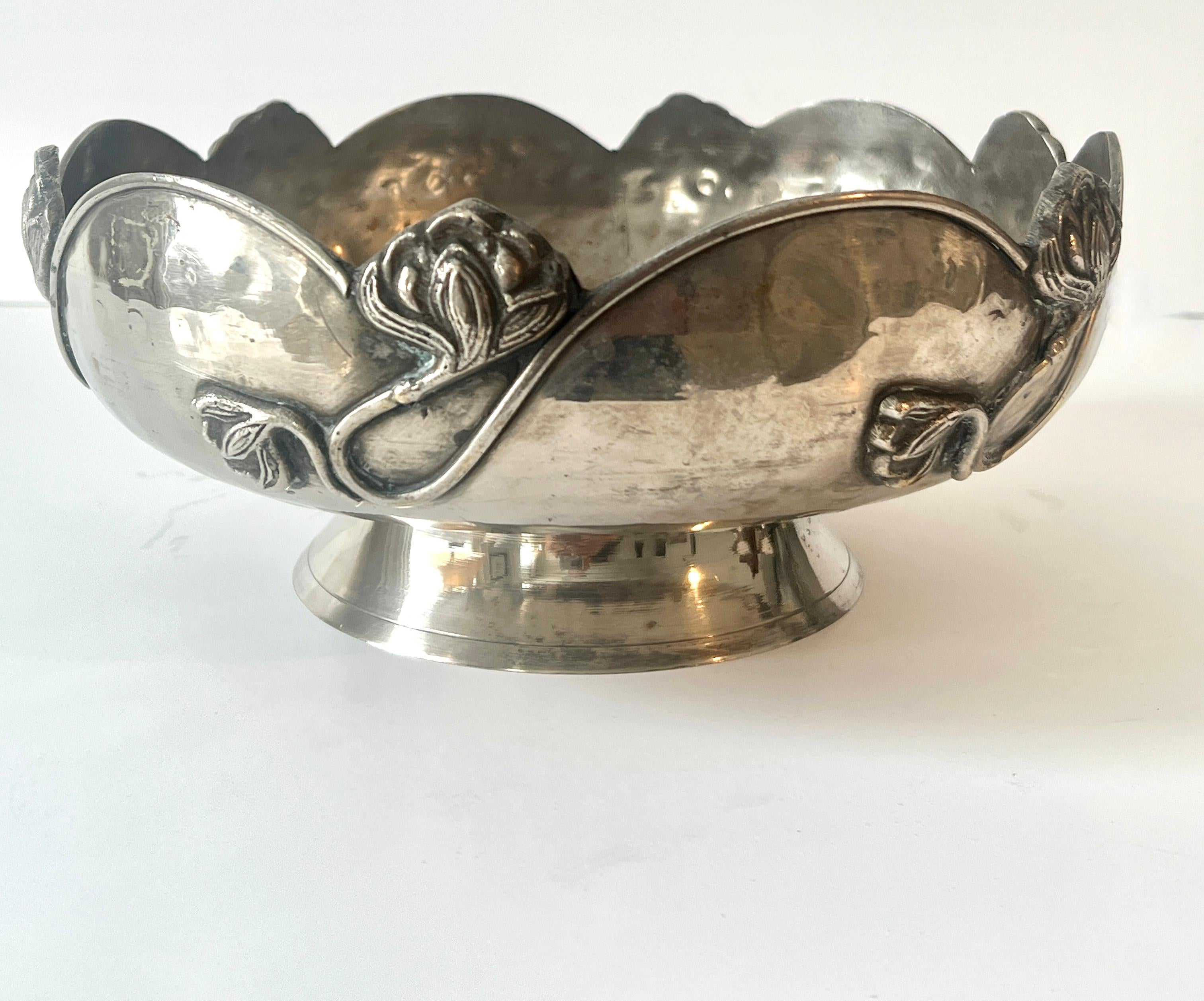 Cuenco francés Art Nouveau de plata con detalles florales en venta 3