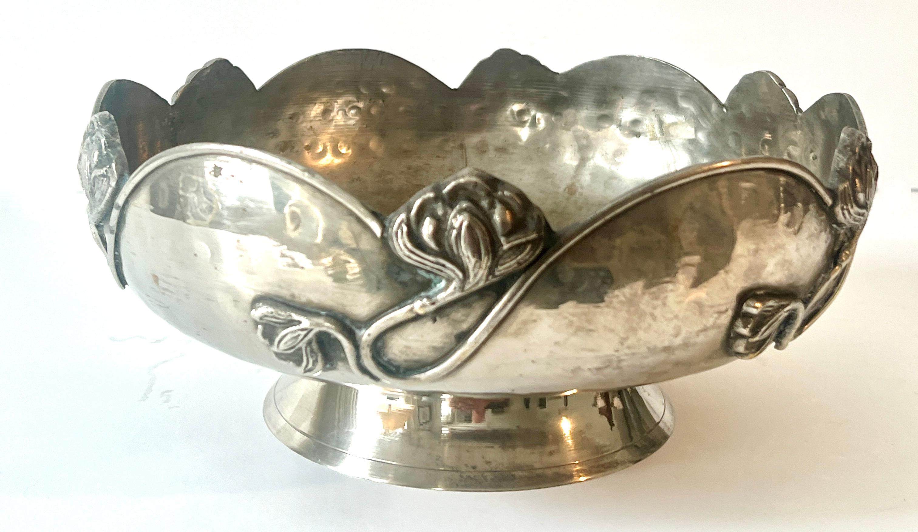 Precioso cuenco o centro decorativo Art Nouveau plateado. Los curvilíneos detalles florales y enredaderas le dan el clásico aire art nouveau.

Un recipiente maravilloso para un arreglo floral único para flores, un centro de mesa para clases de