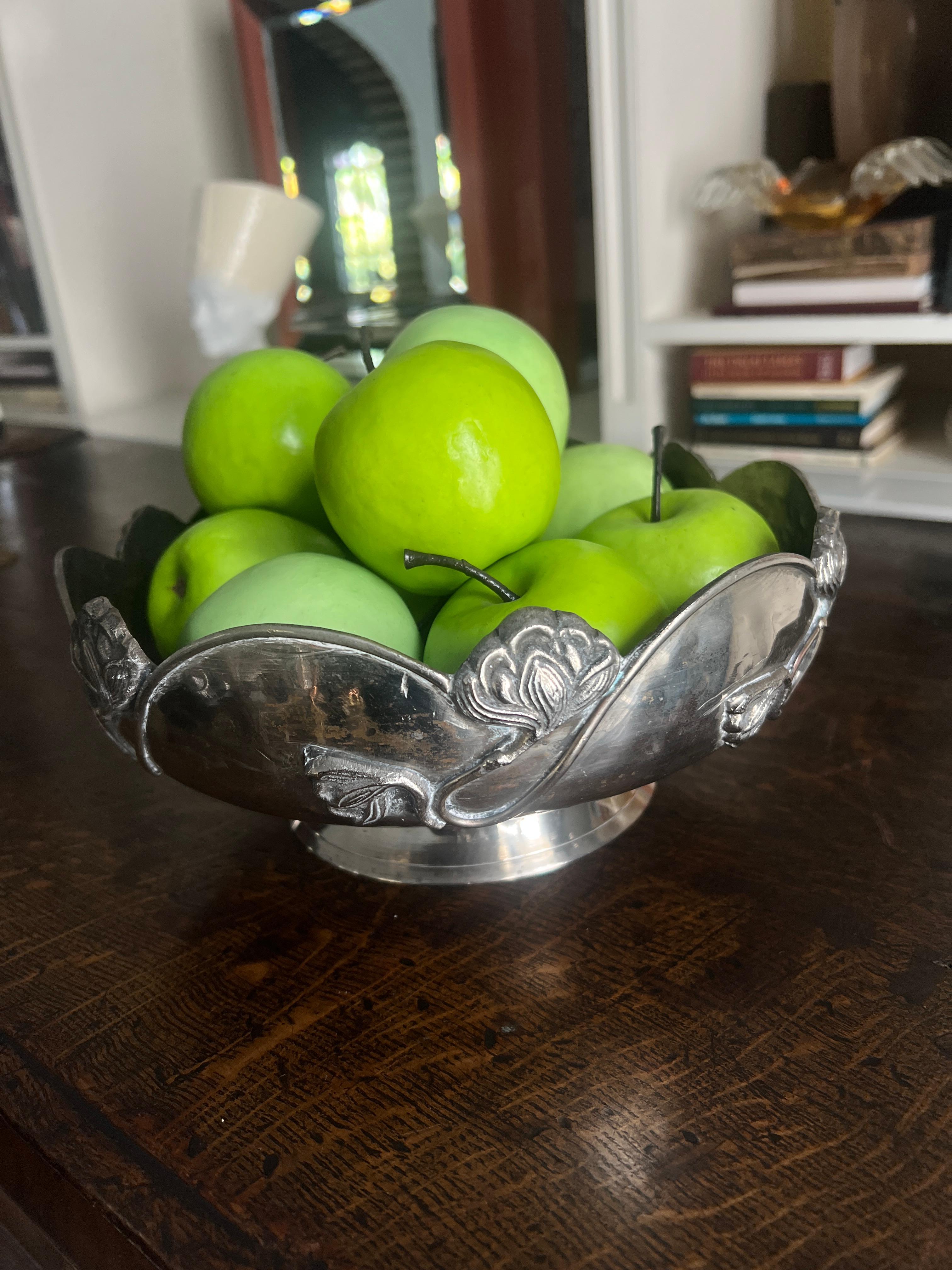 Cuenco francés Art Nouveau de plata con detalles florales Francés en venta