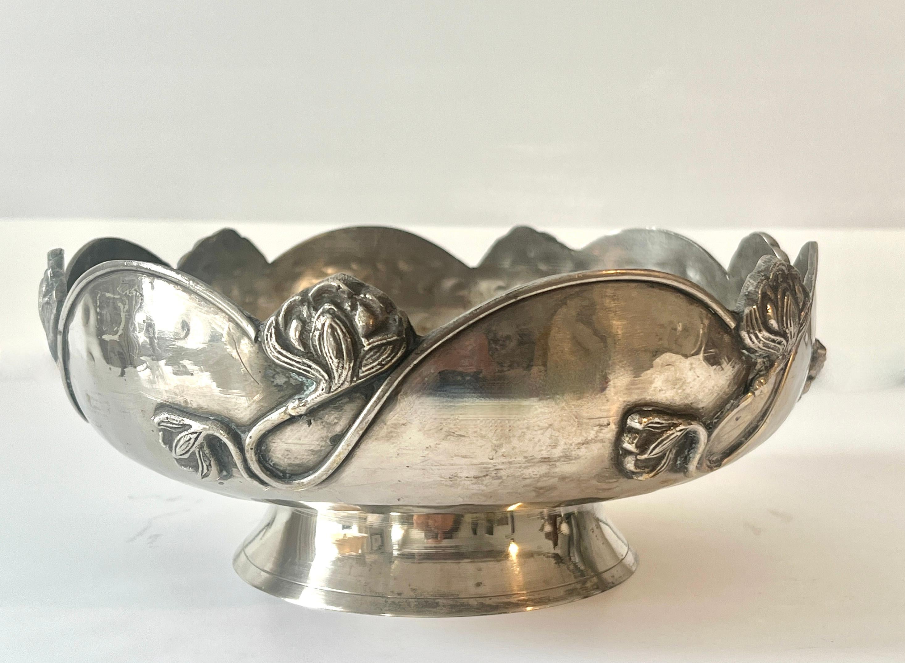 Cuenco francés Art Nouveau de plata con detalles florales Patinado en venta