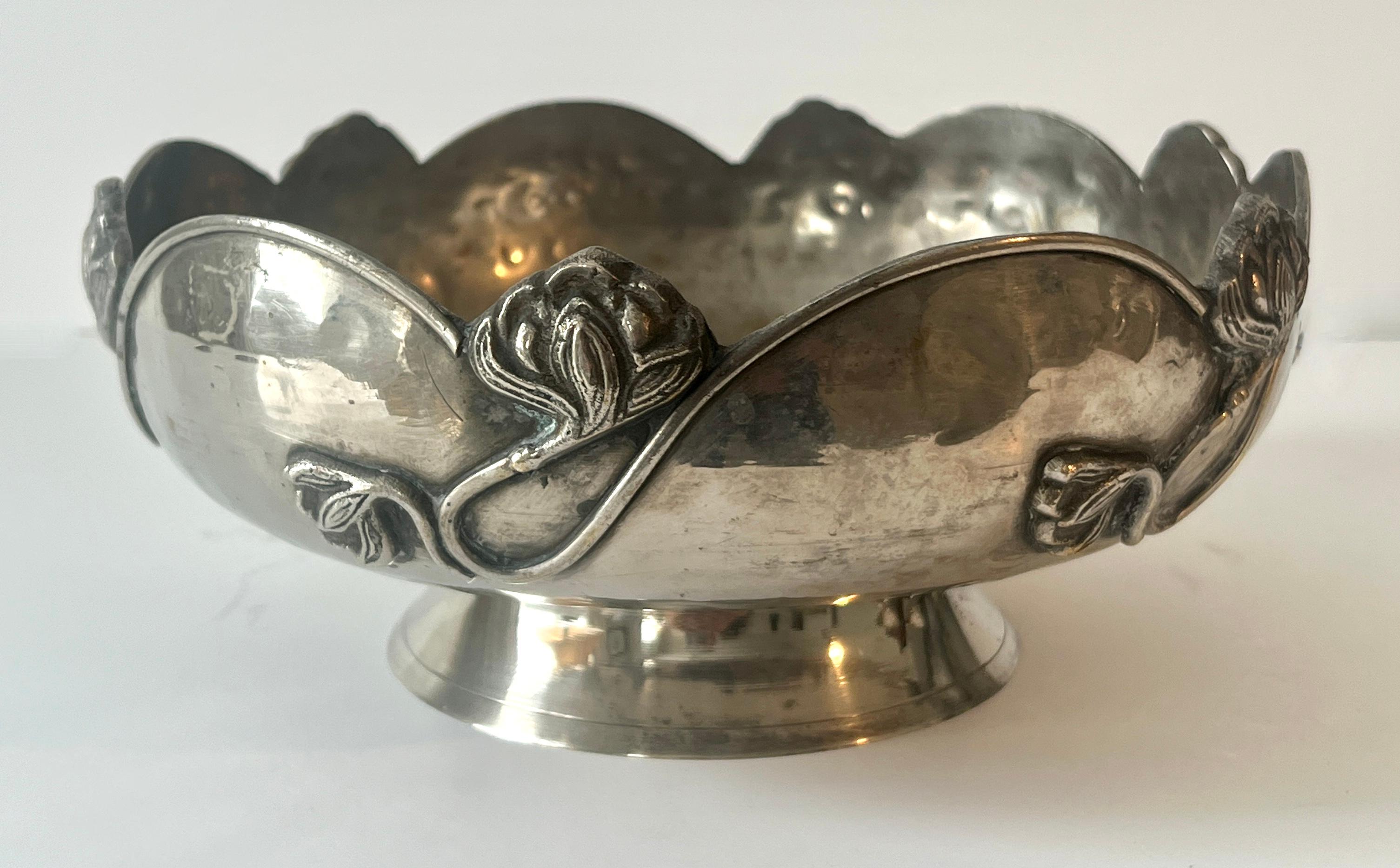 Cuenco francés Art Nouveau de plata con detalles florales Chapado en plata en venta