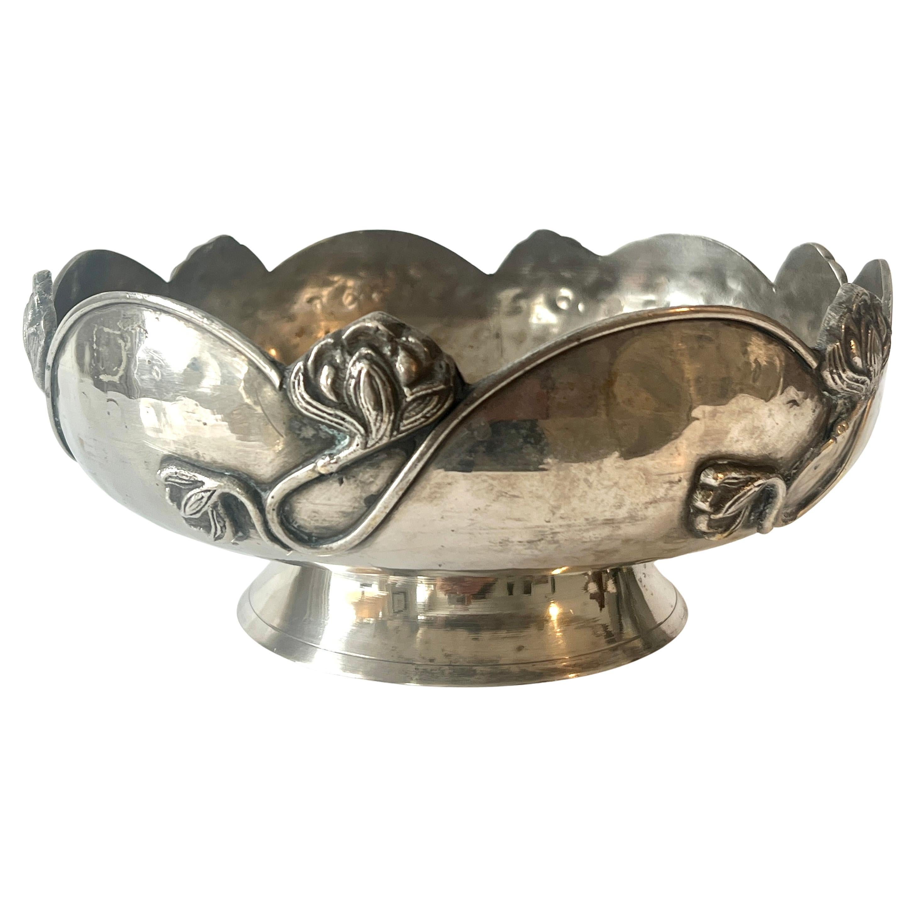 Cuenco francés Art Nouveau de plata con detalles florales en venta