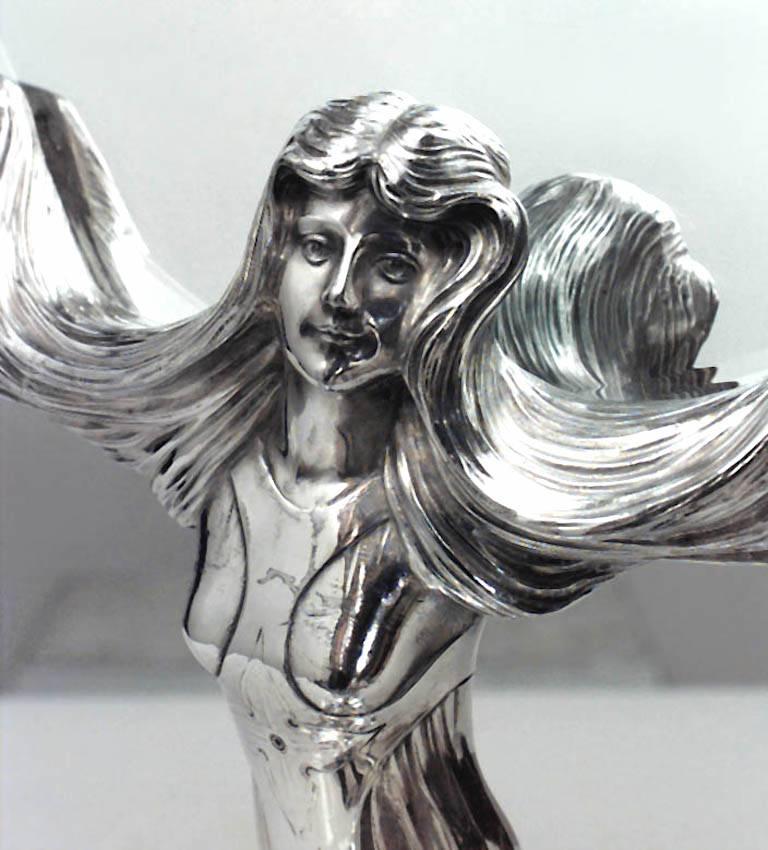 Specchio da toeletta figurato in stile Art Nouveau francese con placca d'argento In condizioni buone in vendita a Queens, NY