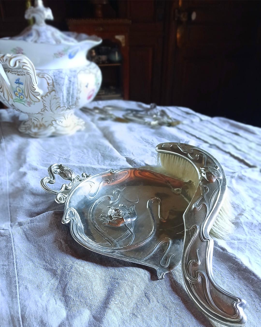 Set di spazzole e padelle in argento ART NOUVEAU francese di Victor Saglier in vendita 5