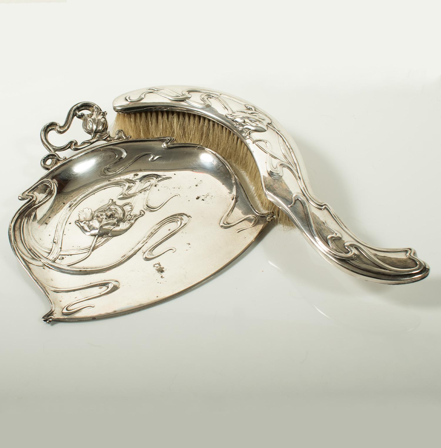 Set di spazzole e padelle in stile Art Nouveau francese placcato in argento di Victor Saglier

Lunghezza spazzola 34 cm, larghezza padella 22 cm.

Questo bellissimo set di spazzole e padelle in stile Art Nouveau, realizzato in argento da Victor