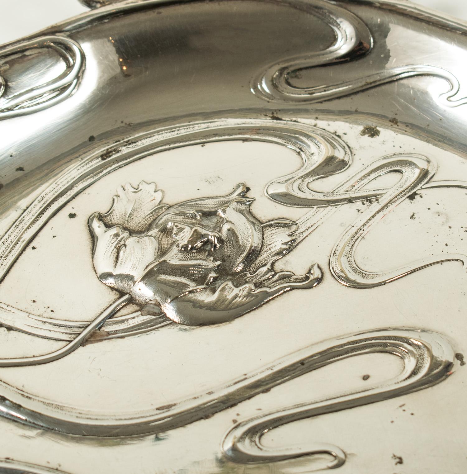 Francese Set di spazzole e padelle in argento ART NOUVEAU francese di Victor Saglier in vendita