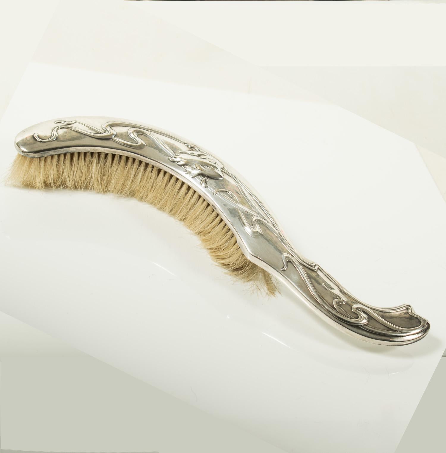 Placcato argento Set di spazzole e padelle in argento ART NOUVEAU francese di Victor Saglier in vendita